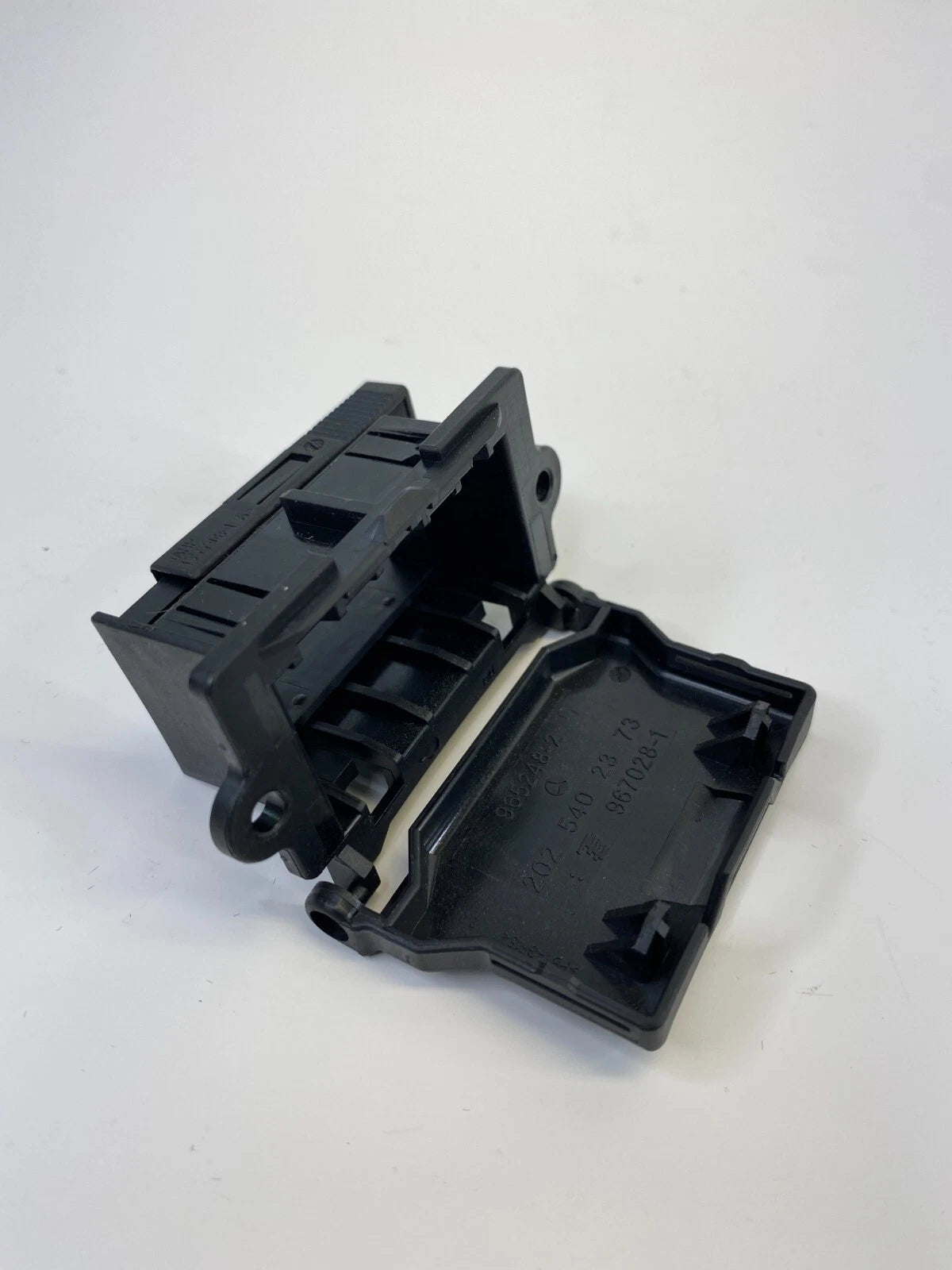 2012-2016 MERCEDES-BENZ E350 DIAGNOSTIC PLUG PORT UNDER COVER 202-540-23-73 OEM