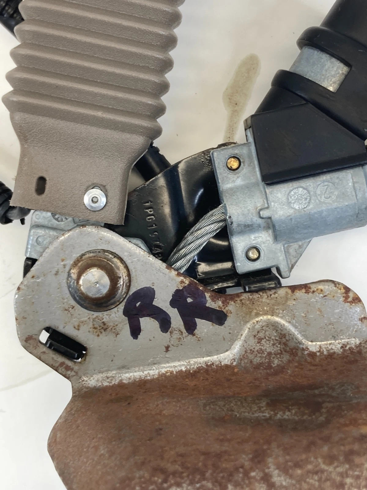 2004 2005 FORD EXPEDITION REAR RIGHT PASSENGER SIDE SEAT BELT BUCKLE END OEM