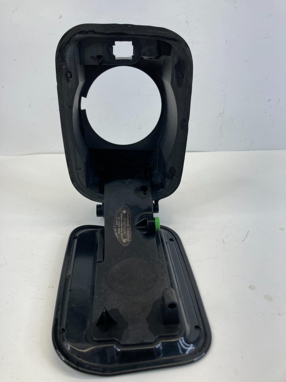 2004 2005 2006 2007 BMW 525i Fuel Filler Door Gas Tank Lid Cover 7183712 OEM