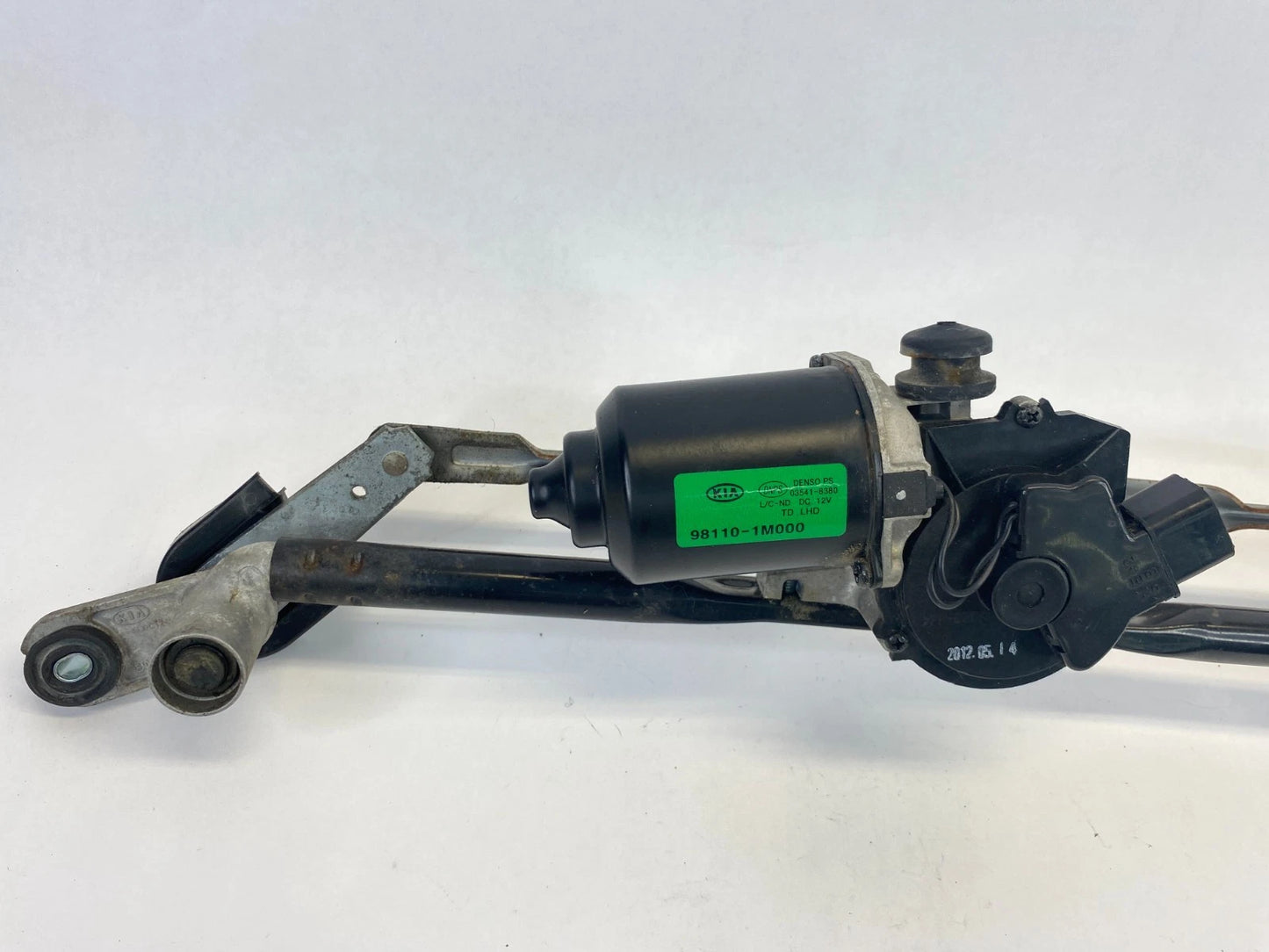 2010-2013 KIA FORTE FRONT WINDSHIELD WIPER MOTOR TRANSMISSION OEM 98110-1M000