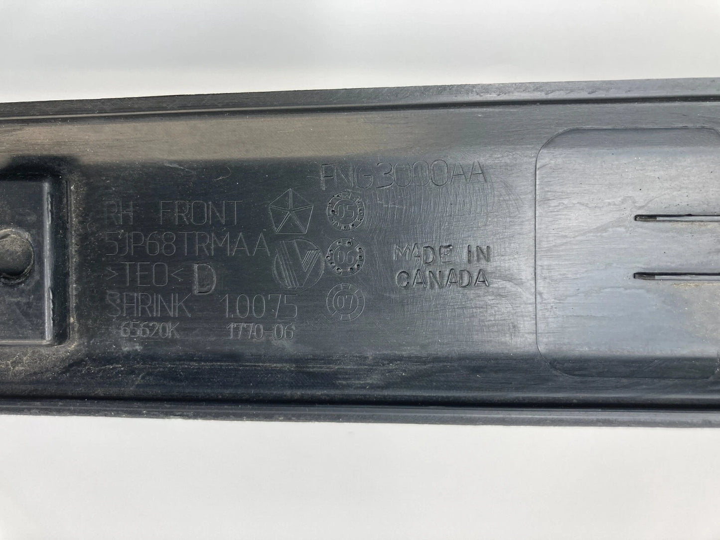2006-2010 JEEP COMMANDER FRONT RIGHT EXTERIOR DOOR TRIM MOLDING 5JP68TRMAA OEM