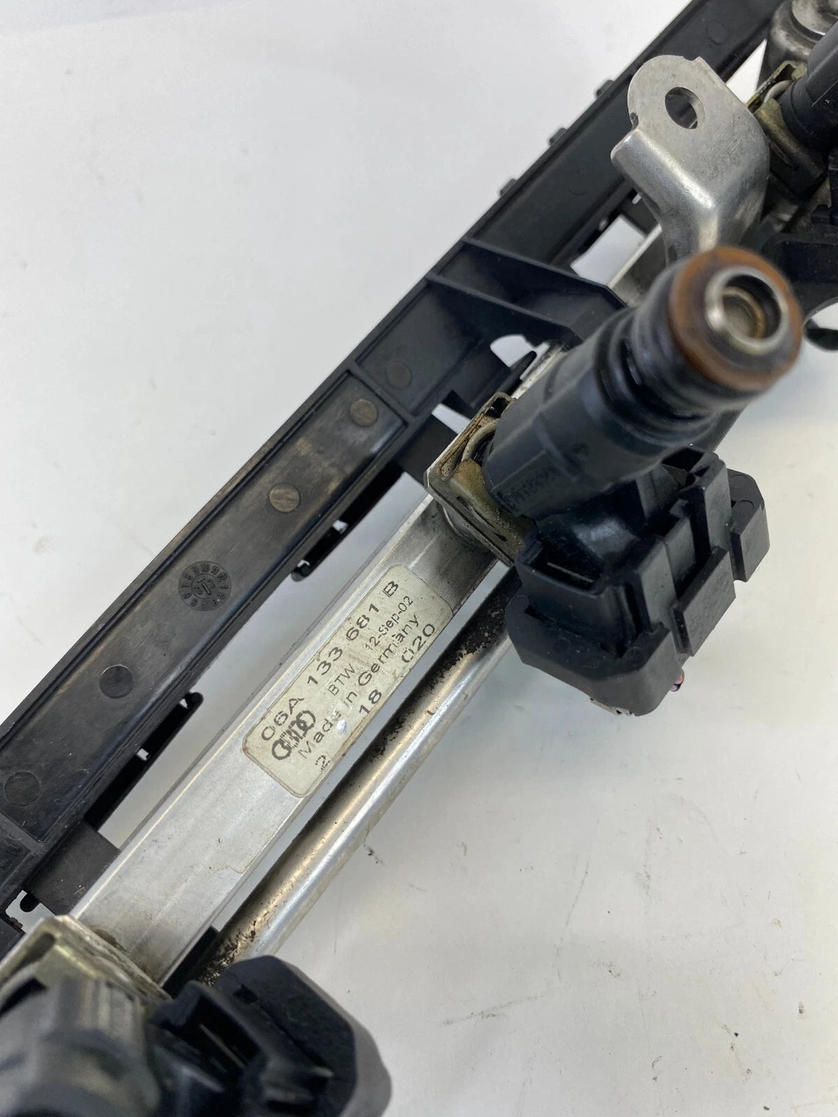 1999-2005 VOLKSWAGEN BEETLE AT FUEL INJECTION RAIL W/ INJECTORS 06A-133-681-B