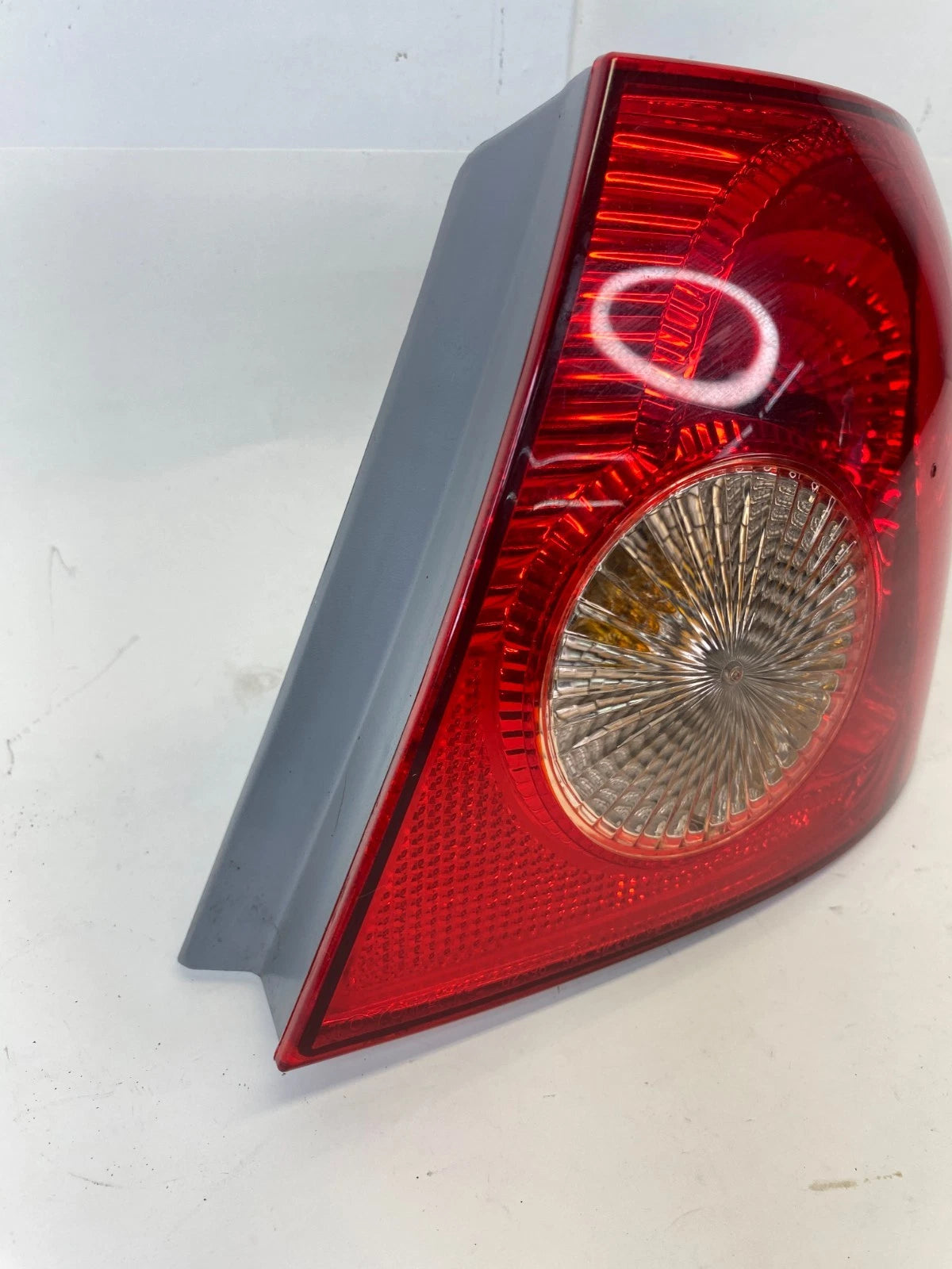 2005-2008 TOYOTA COROLLA SEDAN RR RIGHT SIDE OUTER TAILLIGHT TAIL LIGHT LAMP OEM