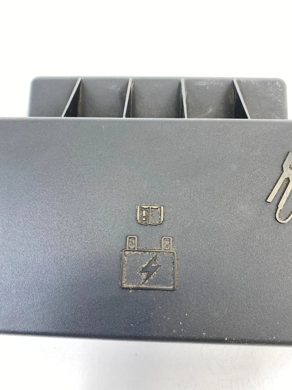 2005-2007 CHRYSLER 300 5.7L A/T UNDER HOOD FUSE BOX COVER LID 7140-1914-30 OEM