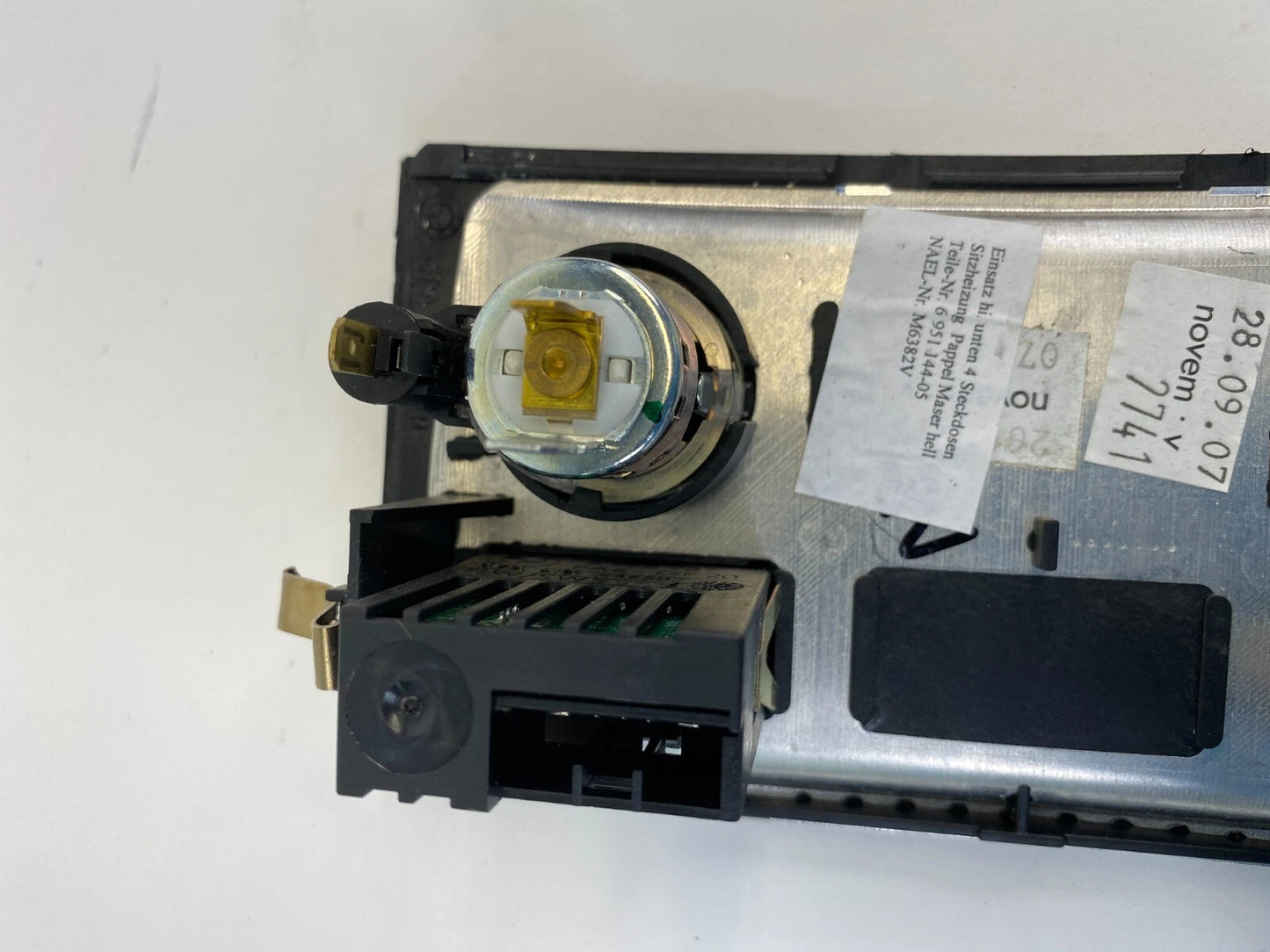 08-09 BMW 550I SEDAN REAR CONSOLE SEAT HEATER SWITCH & POWER OUTLET 695114405