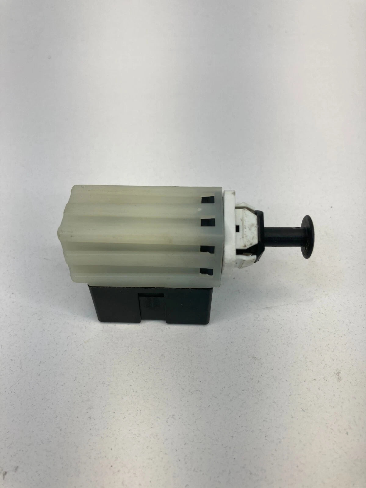 2005 06 07 08 09 2010 JEEP GRAND CHEROKEE BRAKE LIGHT STOP LAMP SWITCH