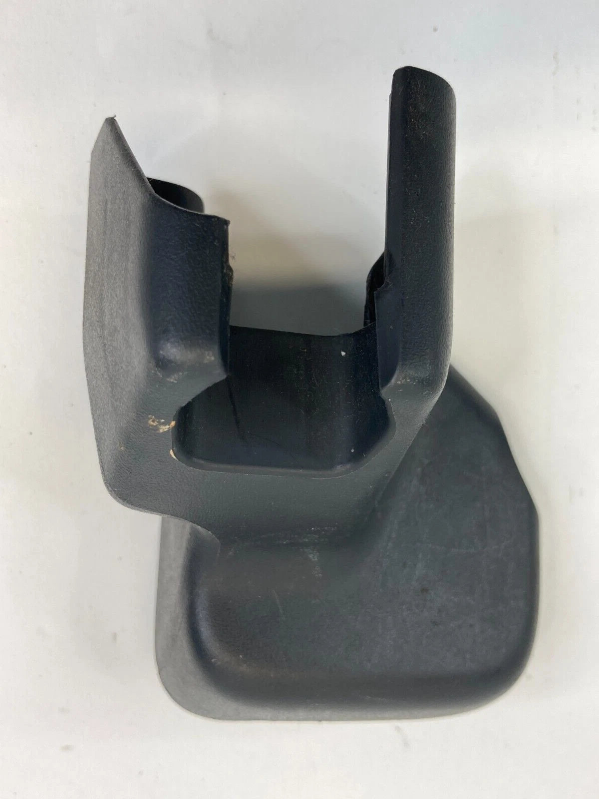 2009-2013 TOYOTA MATRIX RIGHT OUTER SEAT TRACK END COVER TRIM CAP 7213702120