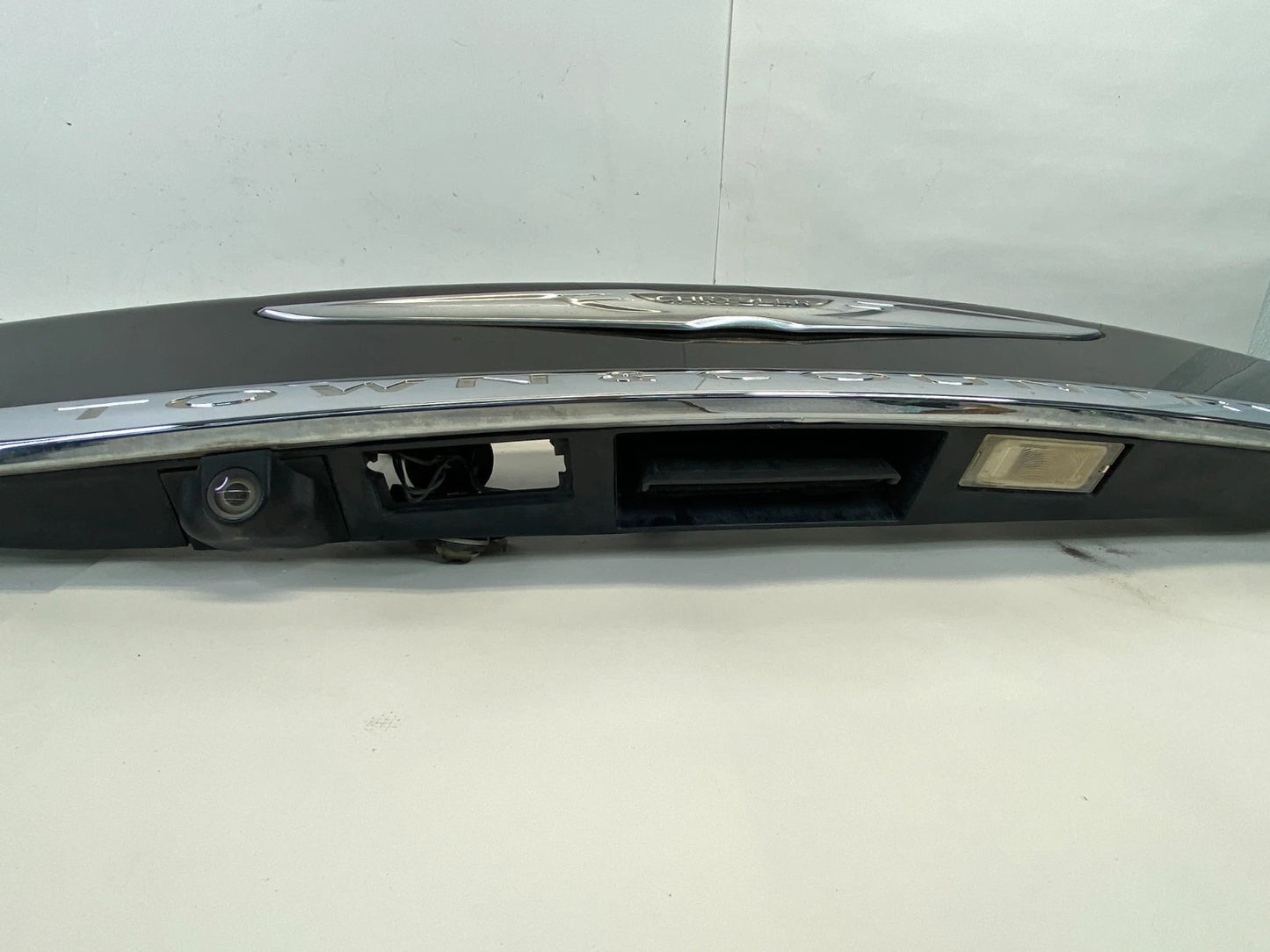 11-16 CHRYSLER TOWN & COUNTRY RR TAILGATE TRIM MOLDING W/CAMERA PANEL 3066685501