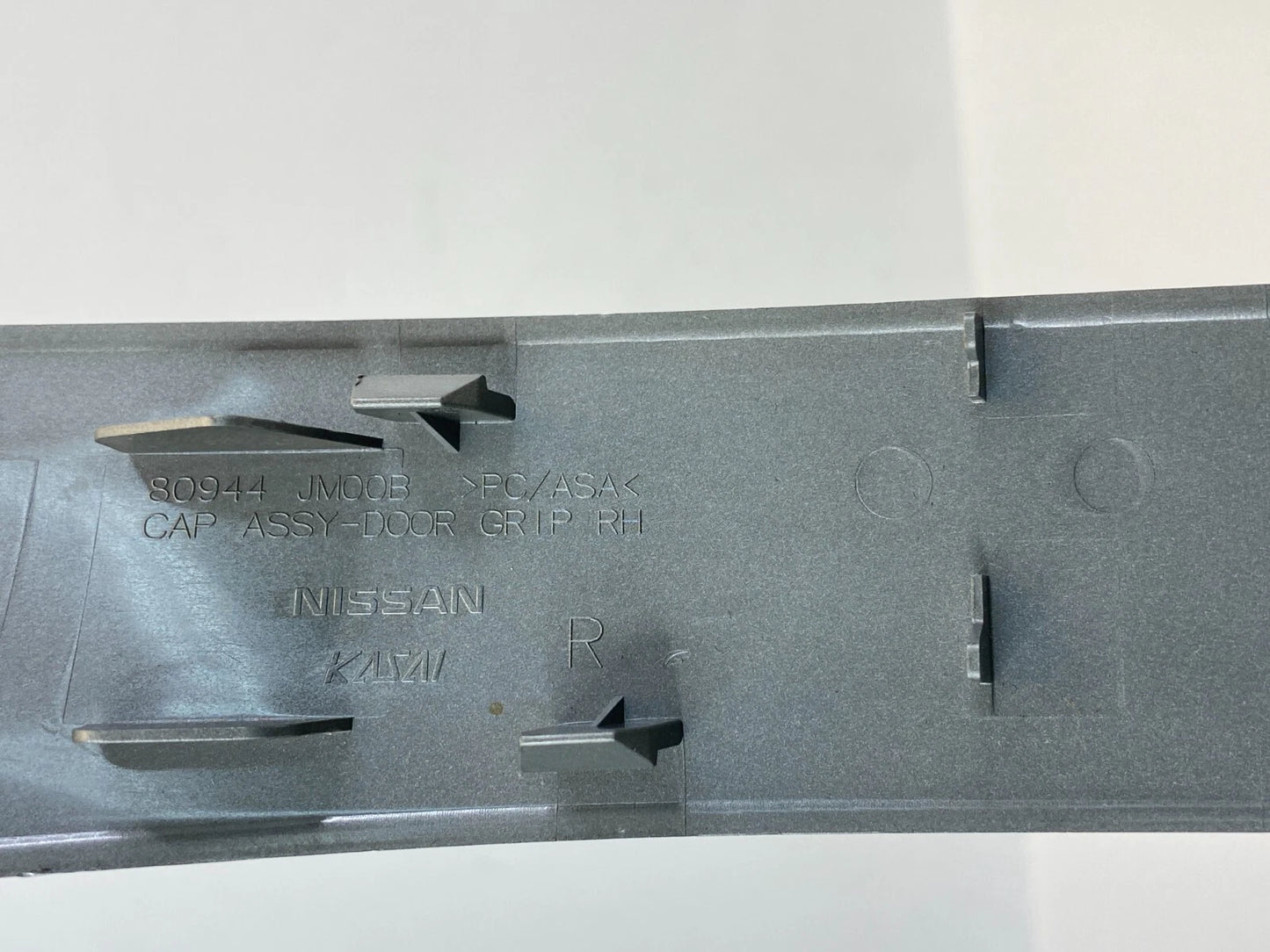 2008-2013 NISSAN ROGUE FRONT RIGHT SIDE DOOR PULL HANDLE CAP 80944-JM00B OEM