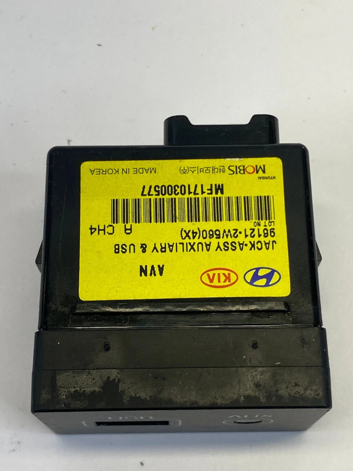 2016-2018 HYUNDAI SANTA FE SPORT AUXILIARY USB AND JACK INPUT SOCKET 96121-2W560