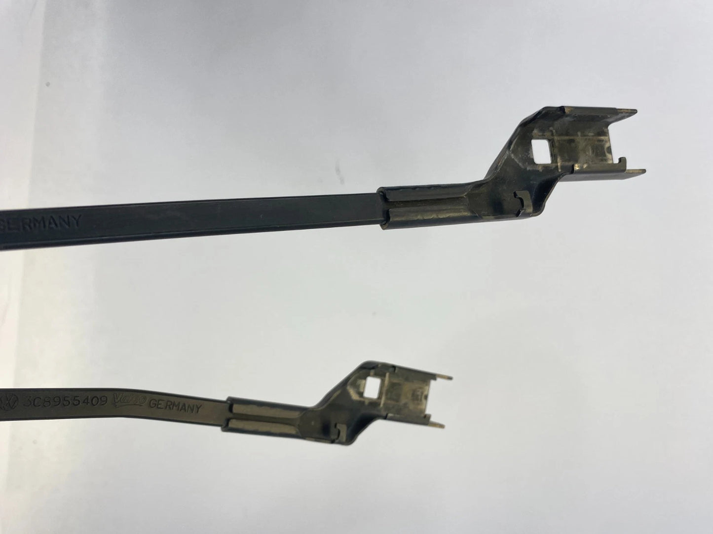 2009-2012 VOLKSWAGEN CC FRONT WINDSHIELD WIPER ARM LEFT RIGHT SET PAIR OEM