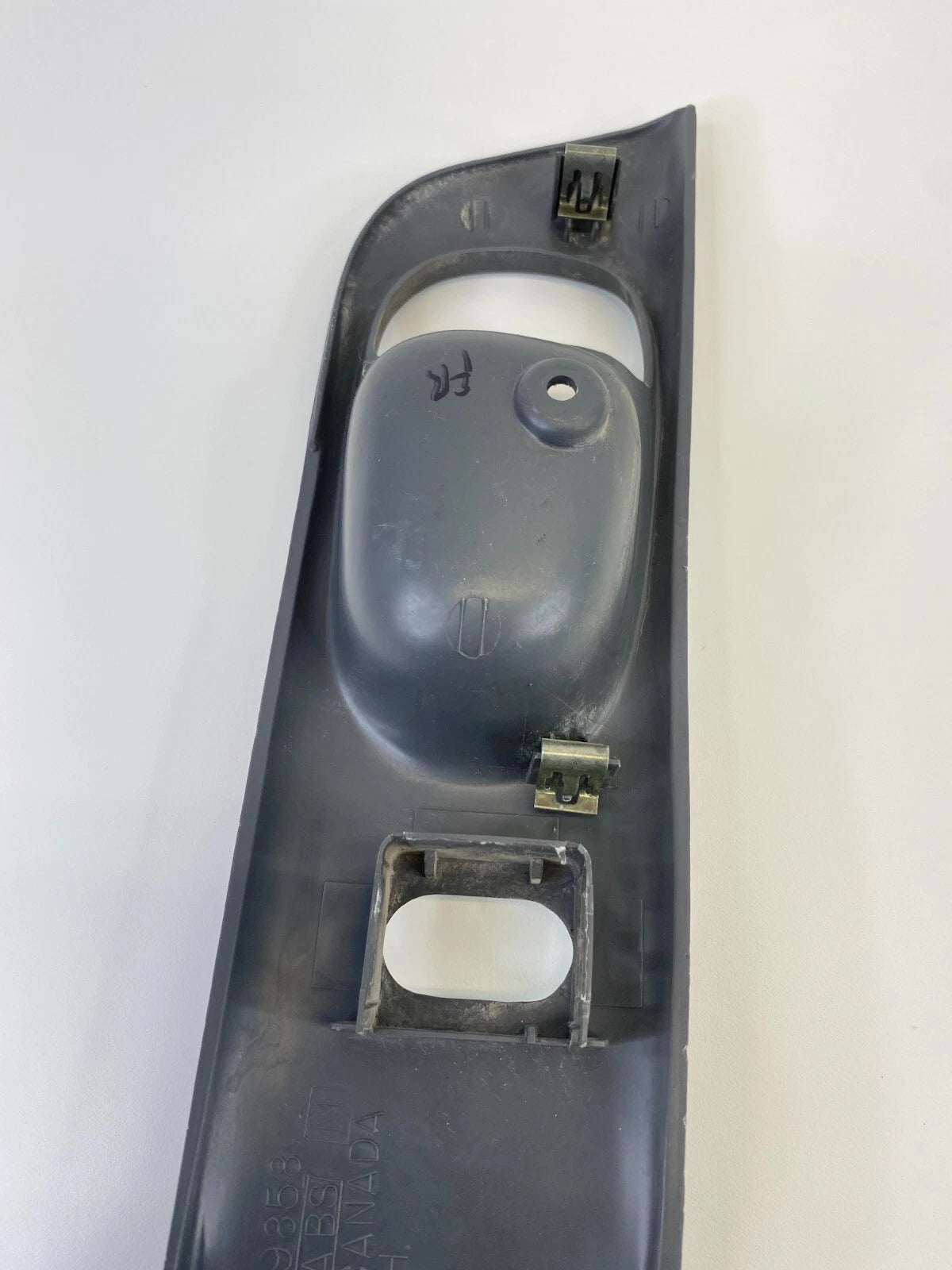 1997-2005 BUICK CENTURY FRONT RIGHT INNER DOOR HANDLE BEZEL TRIM COVER 10279858