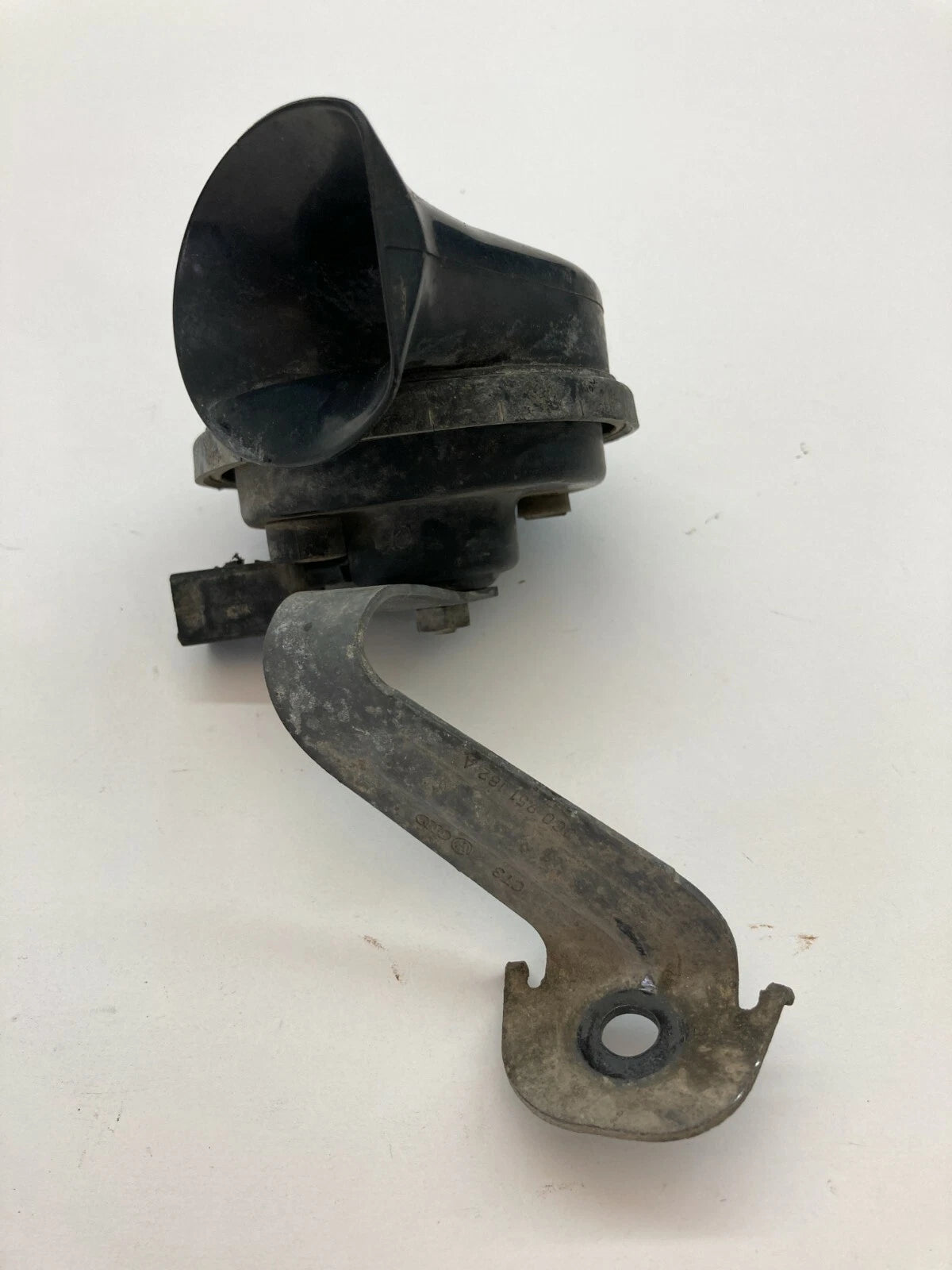 2006-2010 VOLKSWAGEN PASSAT SEDAN LOW NOTE TONE SIGNAL HORN & BRACKET 3C0951221