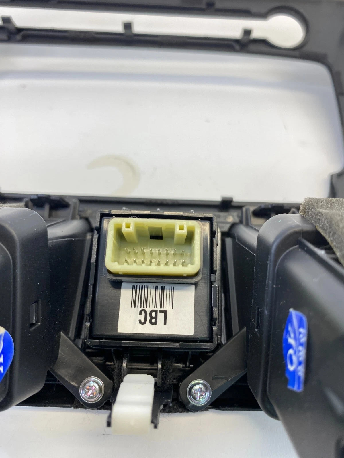 15-17 KIA RIO CENTER DASH RADIO BEZEL A/C AIR VENT W/ HAZARD SWITCH 847401WBB0FH