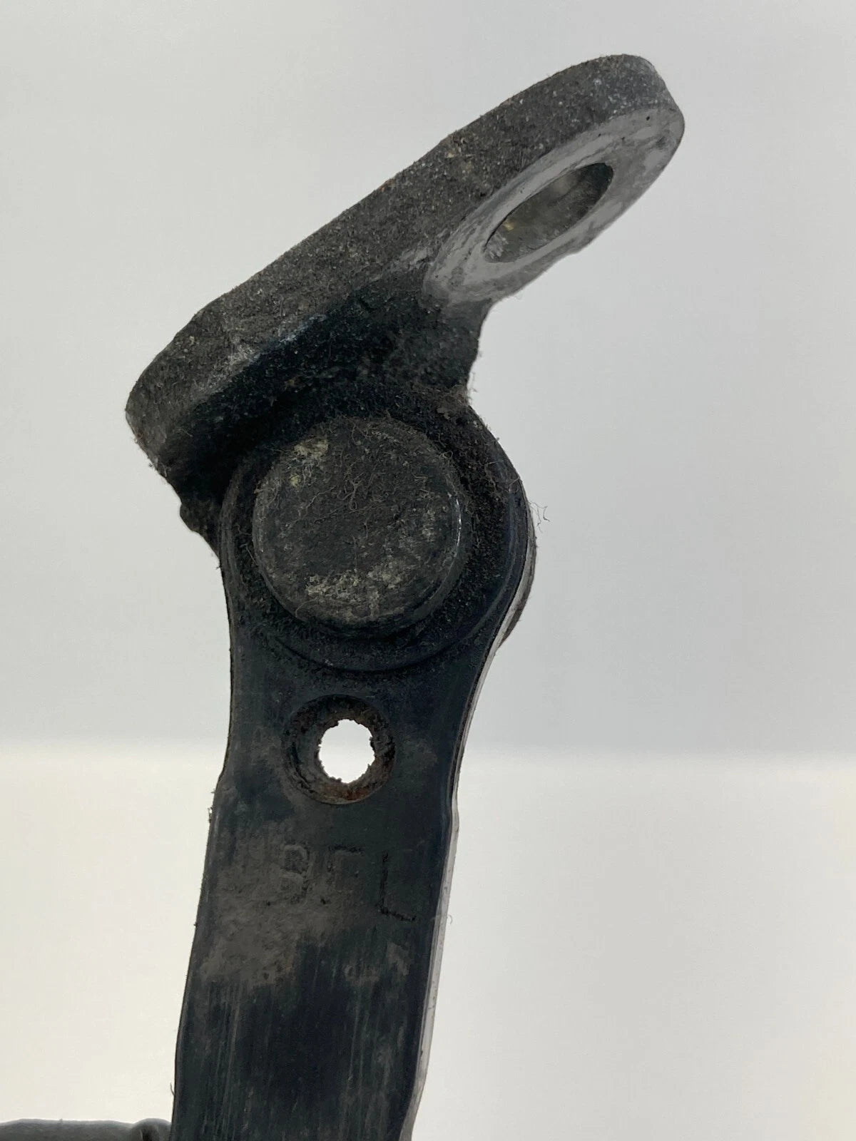 06-11 HYUNDAI ACCENT SEDAN FRONT LEFT DRIVER SIDE DOOR LOCK CHECK STOPPER STRAP