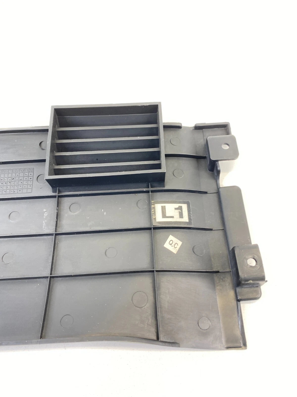 2002-2005 HYUNDAI SONATA DASH CENTER RIGHT SIDE COVER TRIM 84774-3C000 OEM