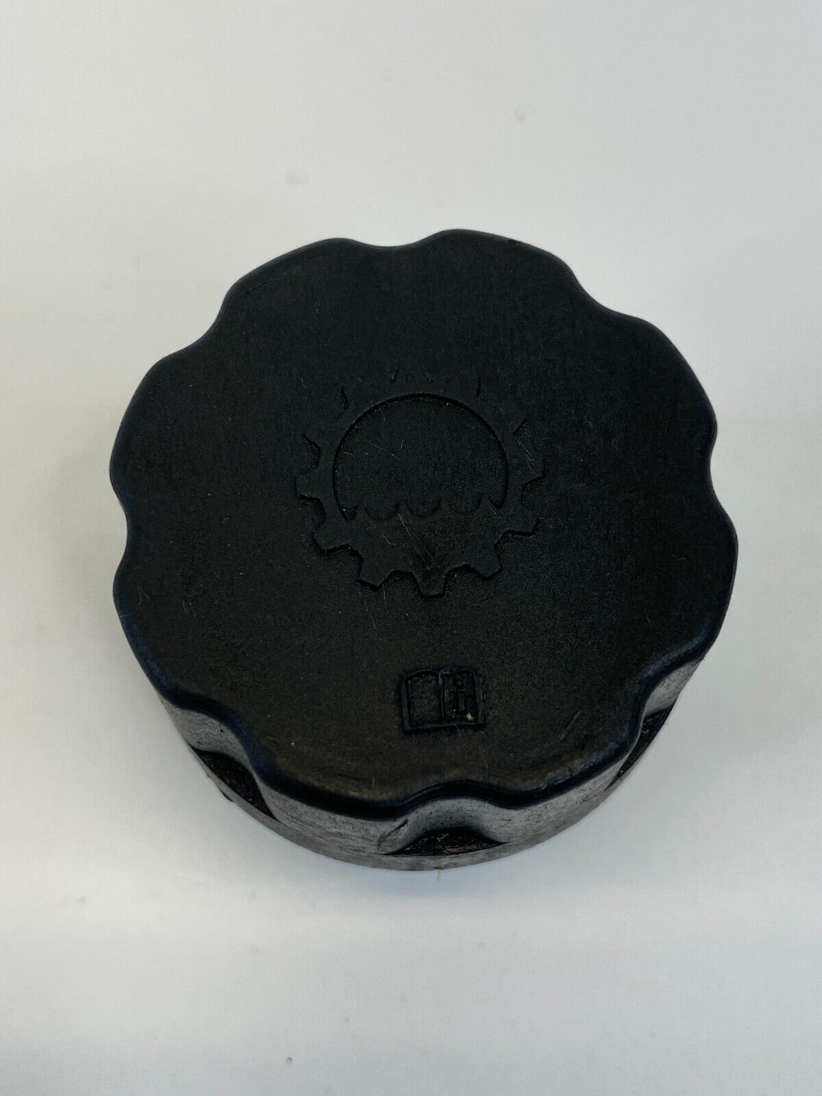 2008-2012 Chevrolet Malibu 2.4L Power Steering Fluid Reservoir Tank Cap Cover