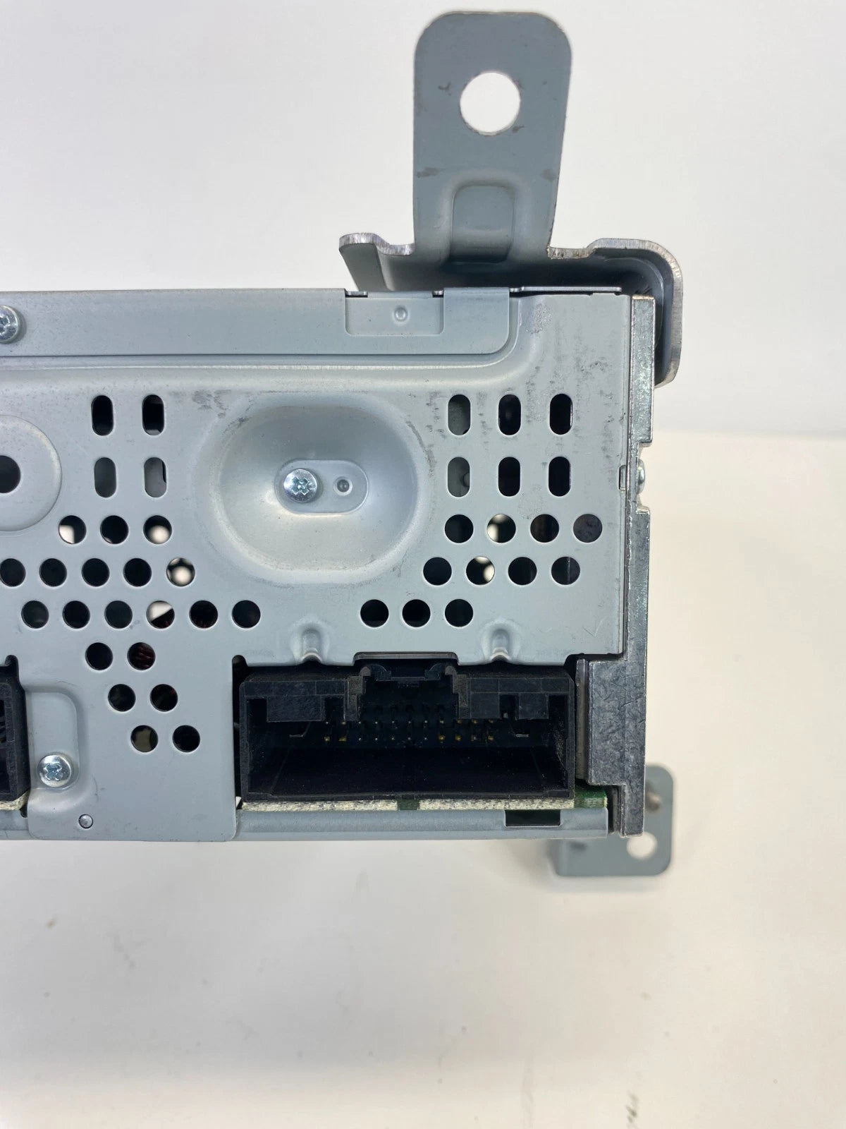 2016 2017 Ford Taurus AM/FM Radio Receiver CD Disc Player Audio DG1T-19C107-LD