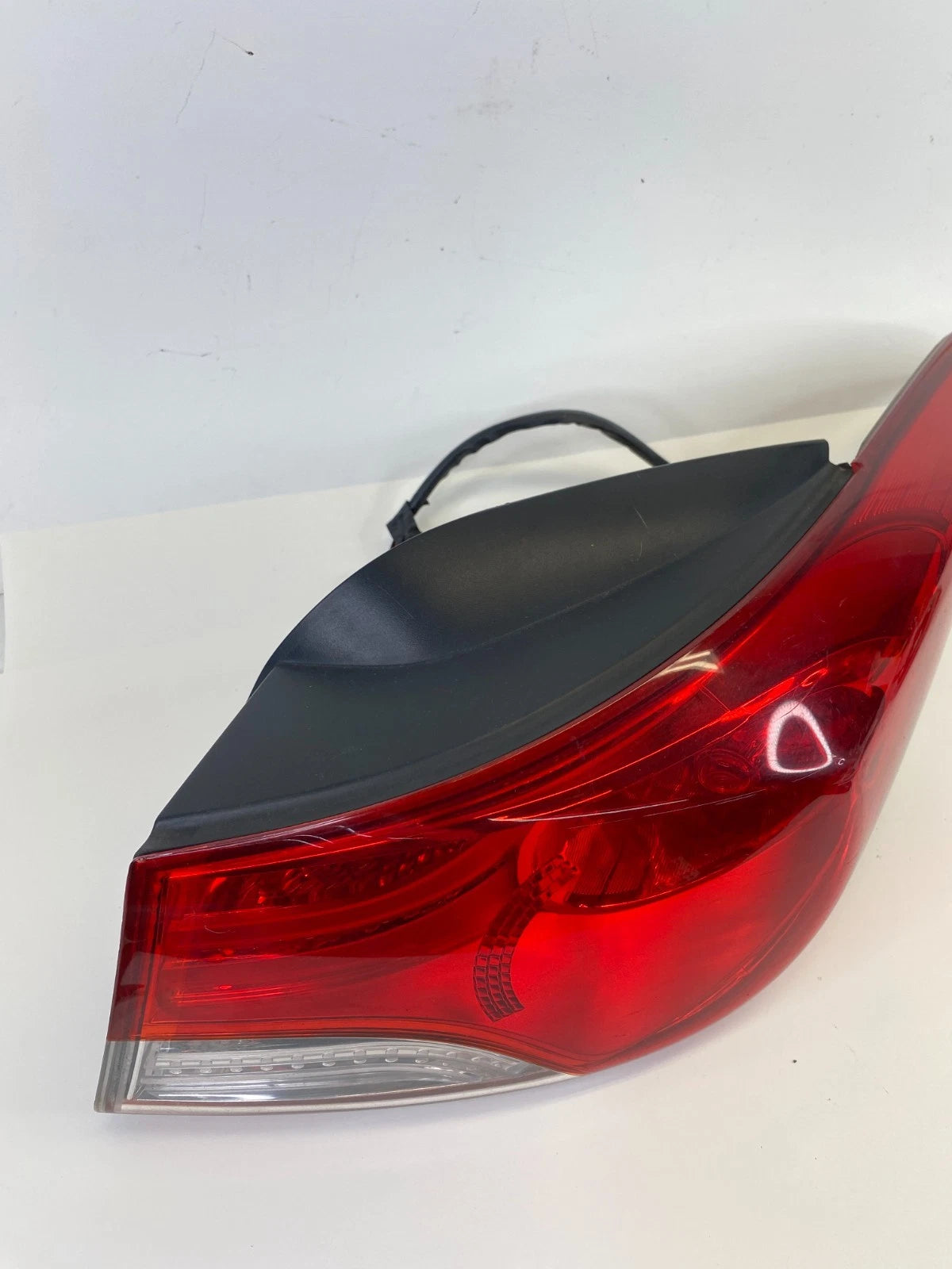 2011-2013 HYUNDAI ELANTRA SEDAN REAR RIGHT PASSENGER OUTER TAIL LIGHT TAILLIGHT