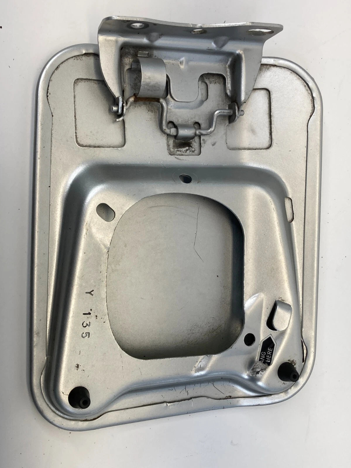 2005 06 07 08 09 2010 CHRYSLER 300 FUEL FILLER DOOR GAS TANK CAP COVER LID OEM