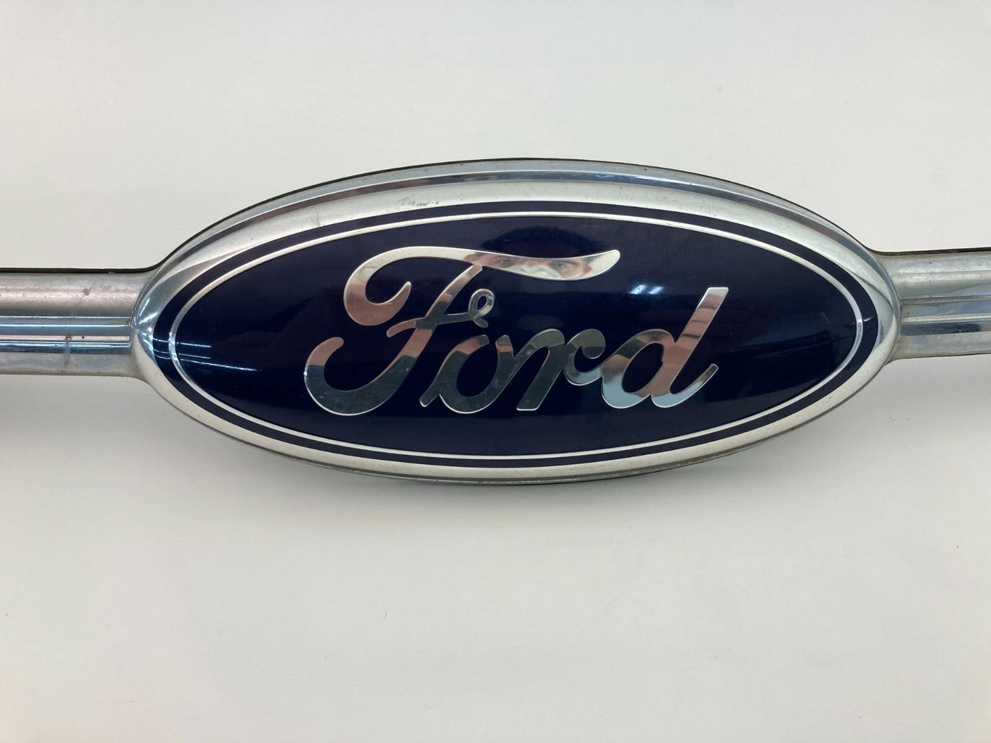 2013-2019 FORD TAURUS TRUNK LID MOLDING CHROME W/CAMERA HOLE DG13-54425A22A OEM