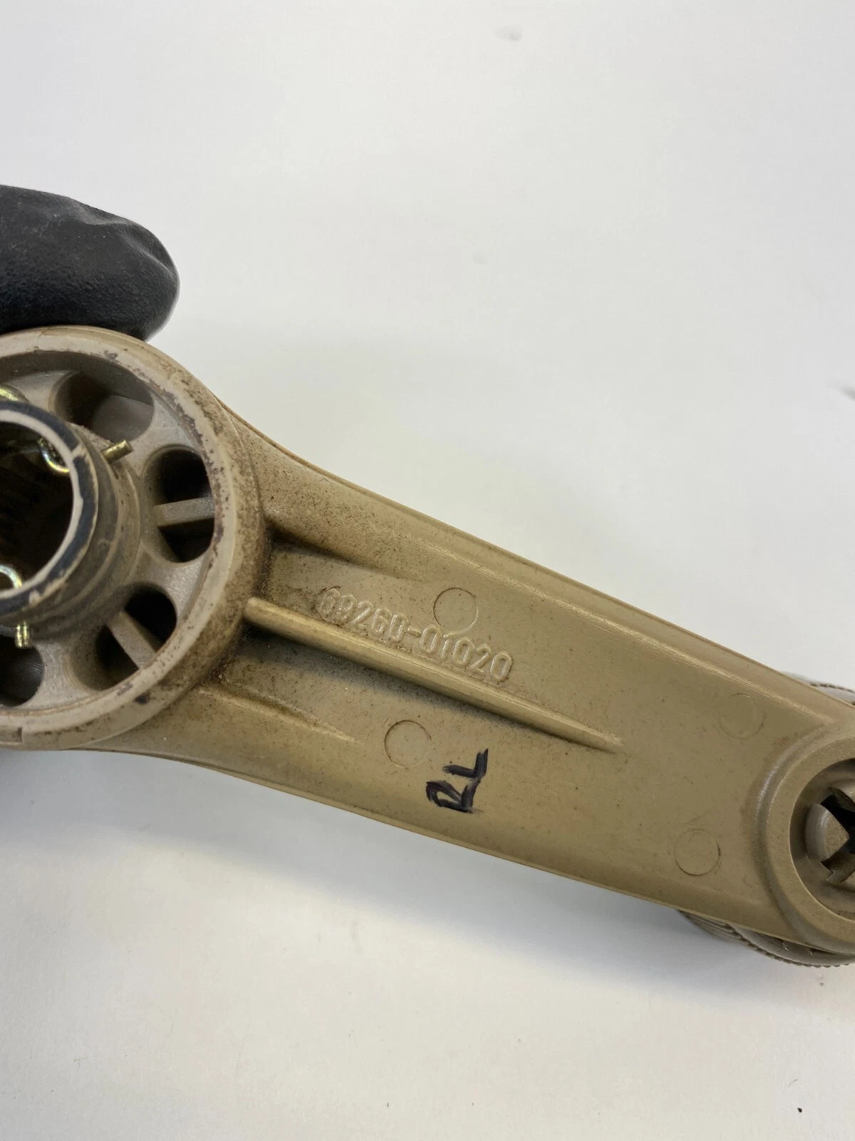 98-02 TOYOTA COROLLA REAR LEFT DRIVER SIDE MANUAL WINDOW CRANK HANDLE 6926001020