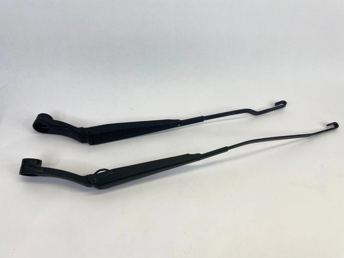 2010-2013 KIA FORTE FRONT LEFT AND RIGHT WINDSHIELD WIPER ARM SET 97791-KWB OEM