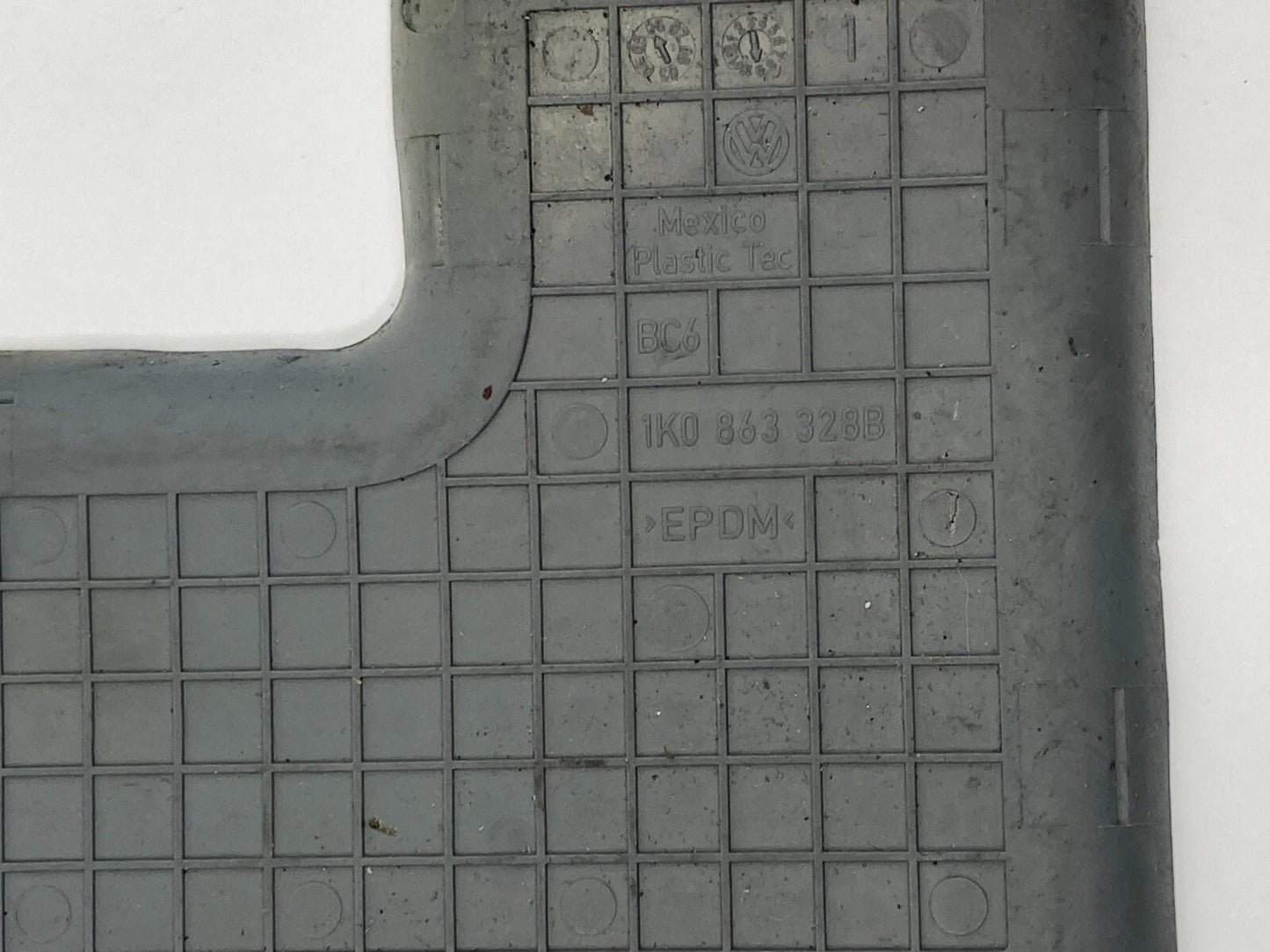 2005-2010 VOLKSWAGEN JETTA REAR CONSOLE MAT RUBBER LINER INSERT 1K0-863-328B OEM