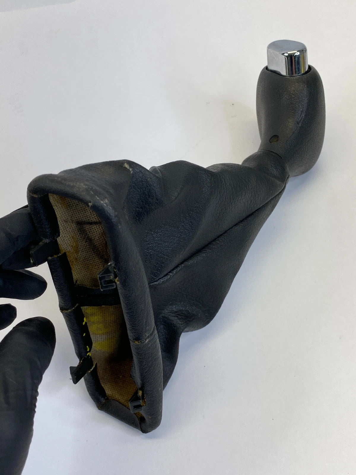 2002-2009 CHEVROLET TRAILBLAZER SHIFTER HANDLE KNOB AND BOOT OEM