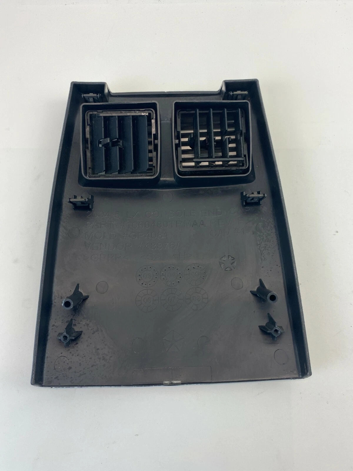 2006 2007 CHRYSLER 300 REAR CENTER CONSOLE CAP END A /C HEAT AIR VENT GRILLE OEM