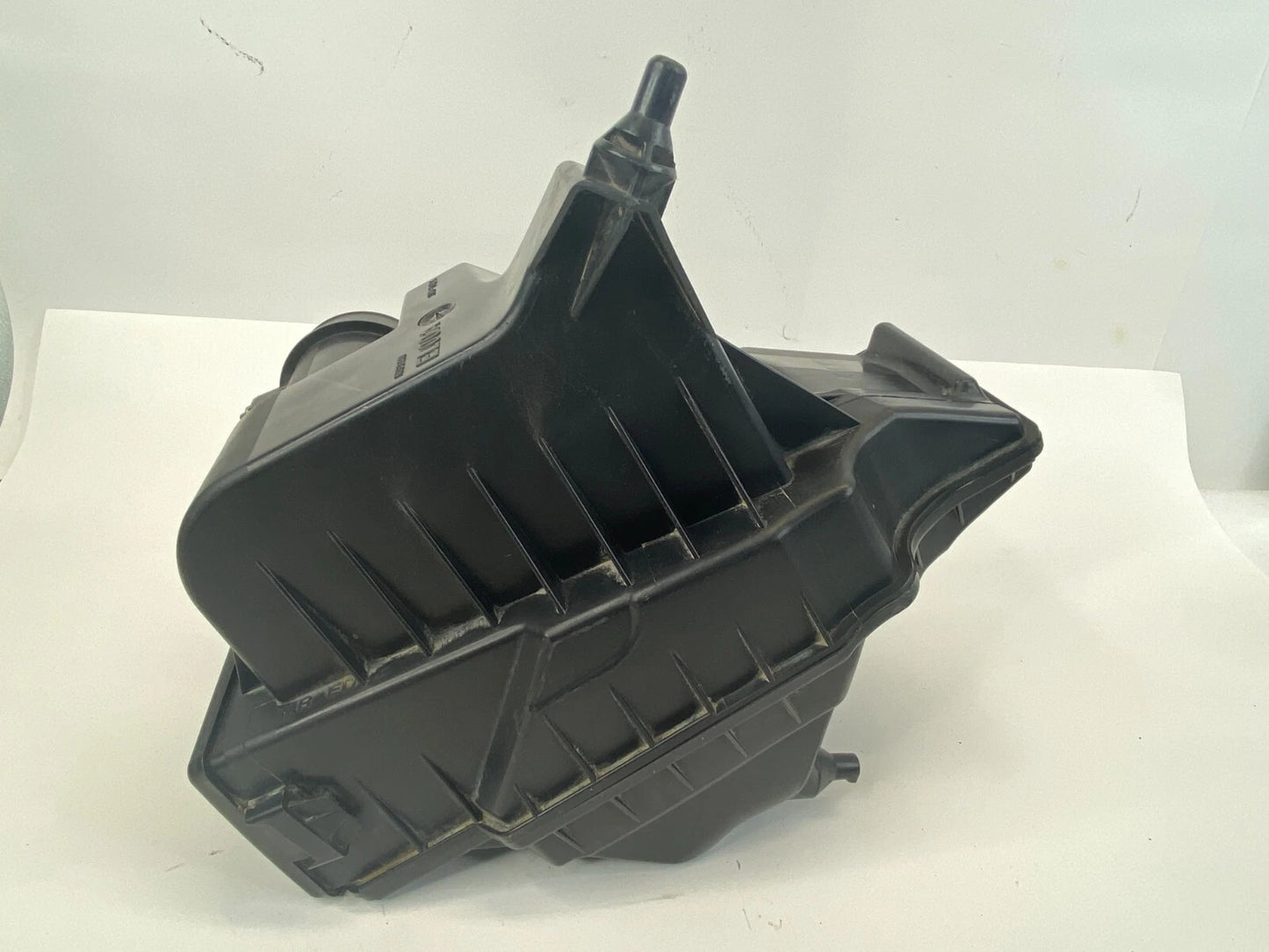 2007-2011 NISSAN VERSA HATCHBACK 1.8L AIR INTAKE CLEANER BOX W/ MAF SENSOR OEM