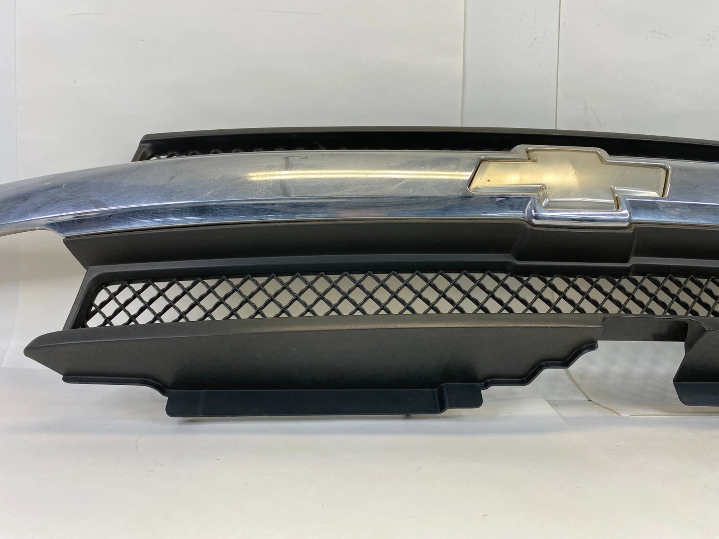 2002-2008 CHEVROLET TRAILBLAZER FRONT GRILLE W/ EMBLEM CHROME 10358107 OEM