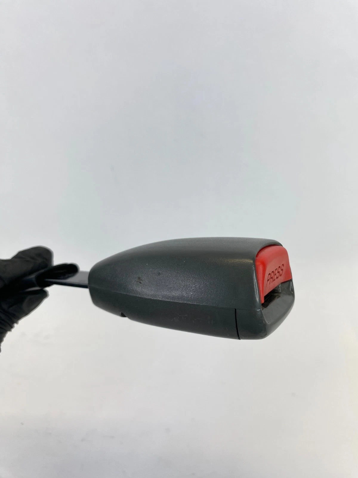 1998-2002 ISUZU TROOPER FRONT RIGHT SEAT BELT BUCKLE RECEIVER RETRACTOR OEM