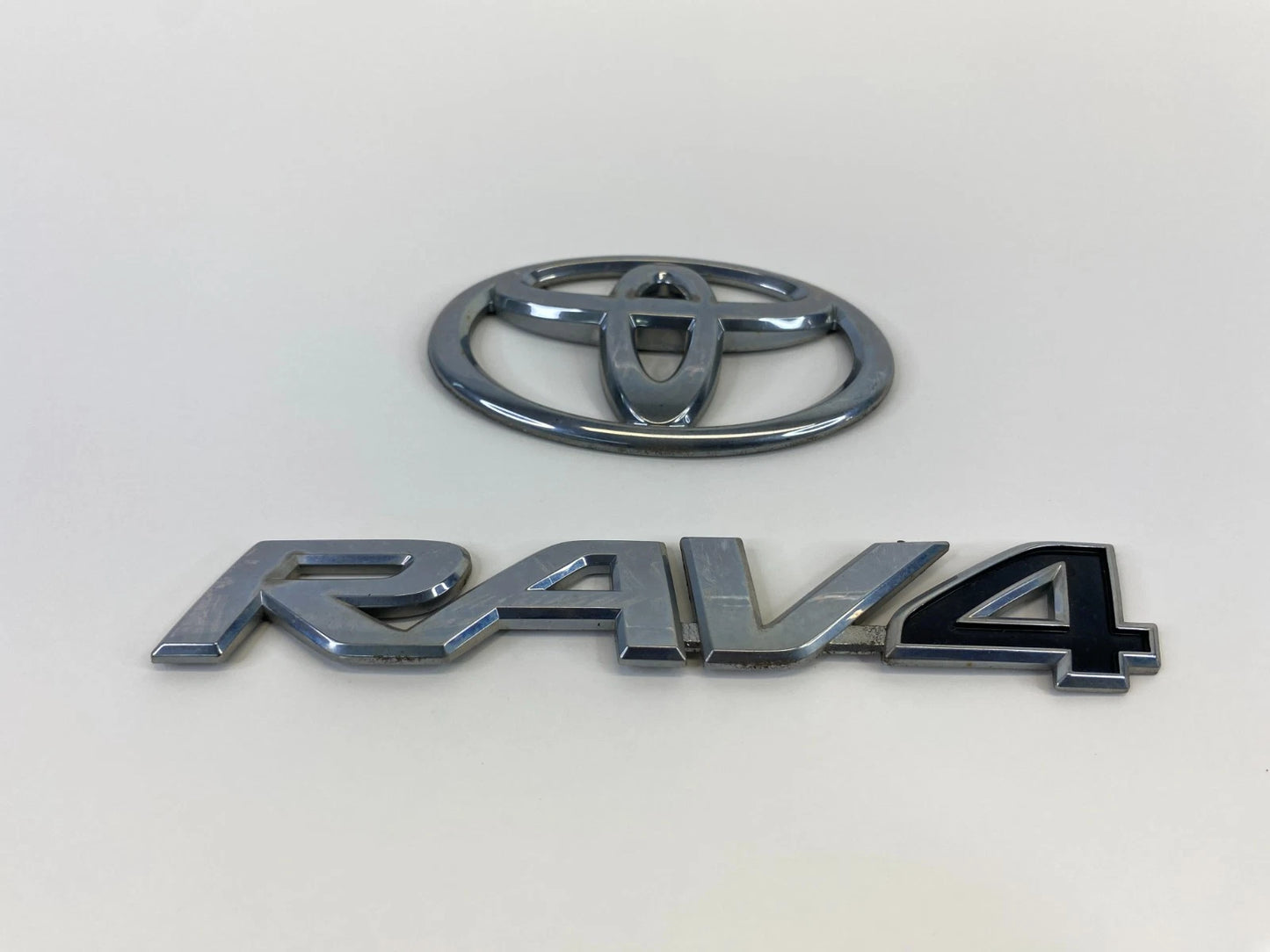 2006-2012 TOYOTA RAV4 REAR BACK TAILIGATE TAIL GATE EMBLEM NAMEPLATE LOGO OEM