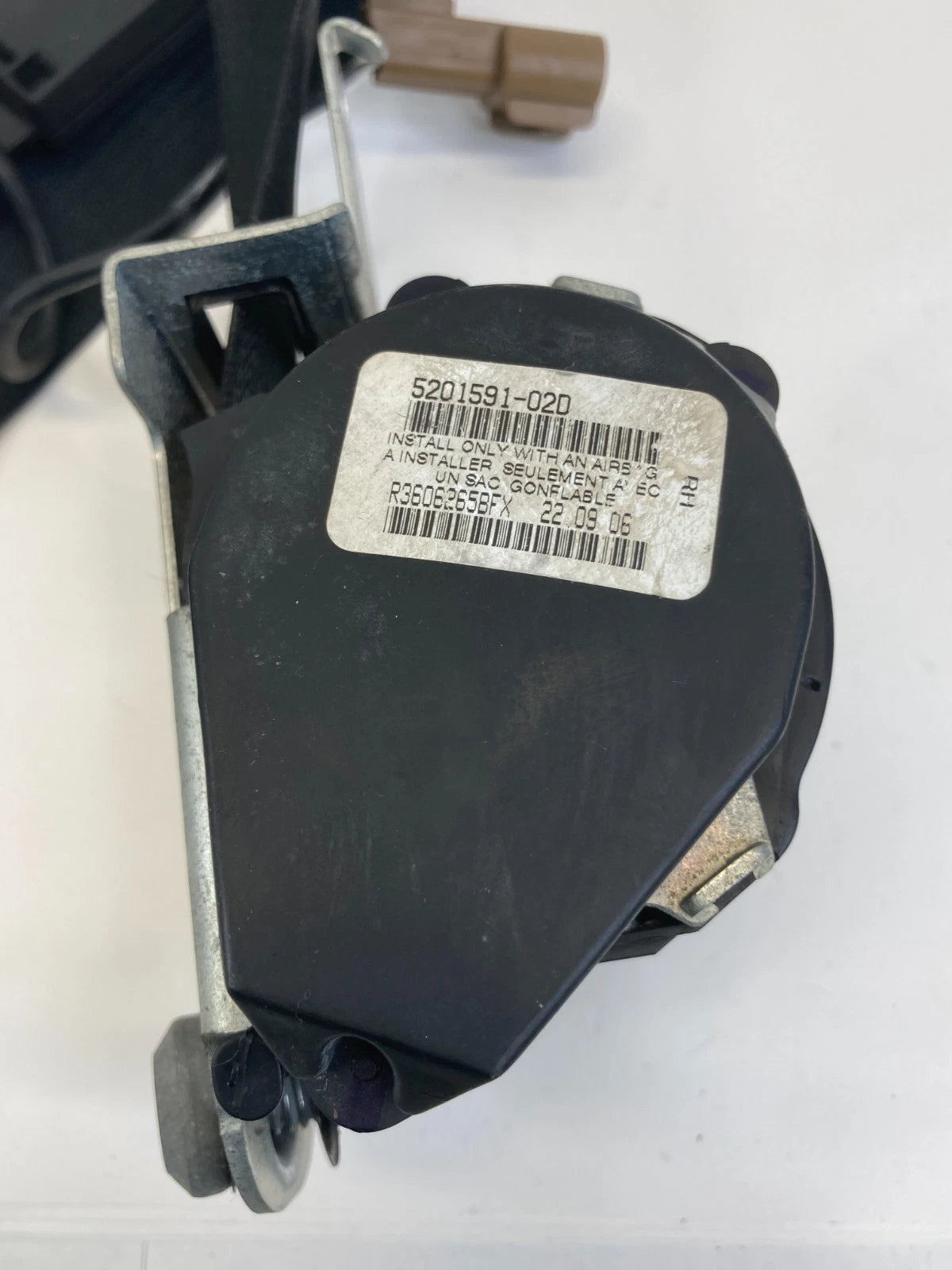 2005-2007 MERCURY MARINER FRONT RIGHT SIDE SEAT BELT RETRACTOR P606621548C OEM