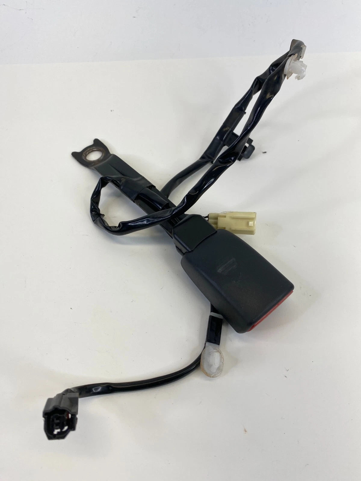 2005-2008 Pontiac Vibe Front Left Driver Seat Belt Buckle 56458-A OEM