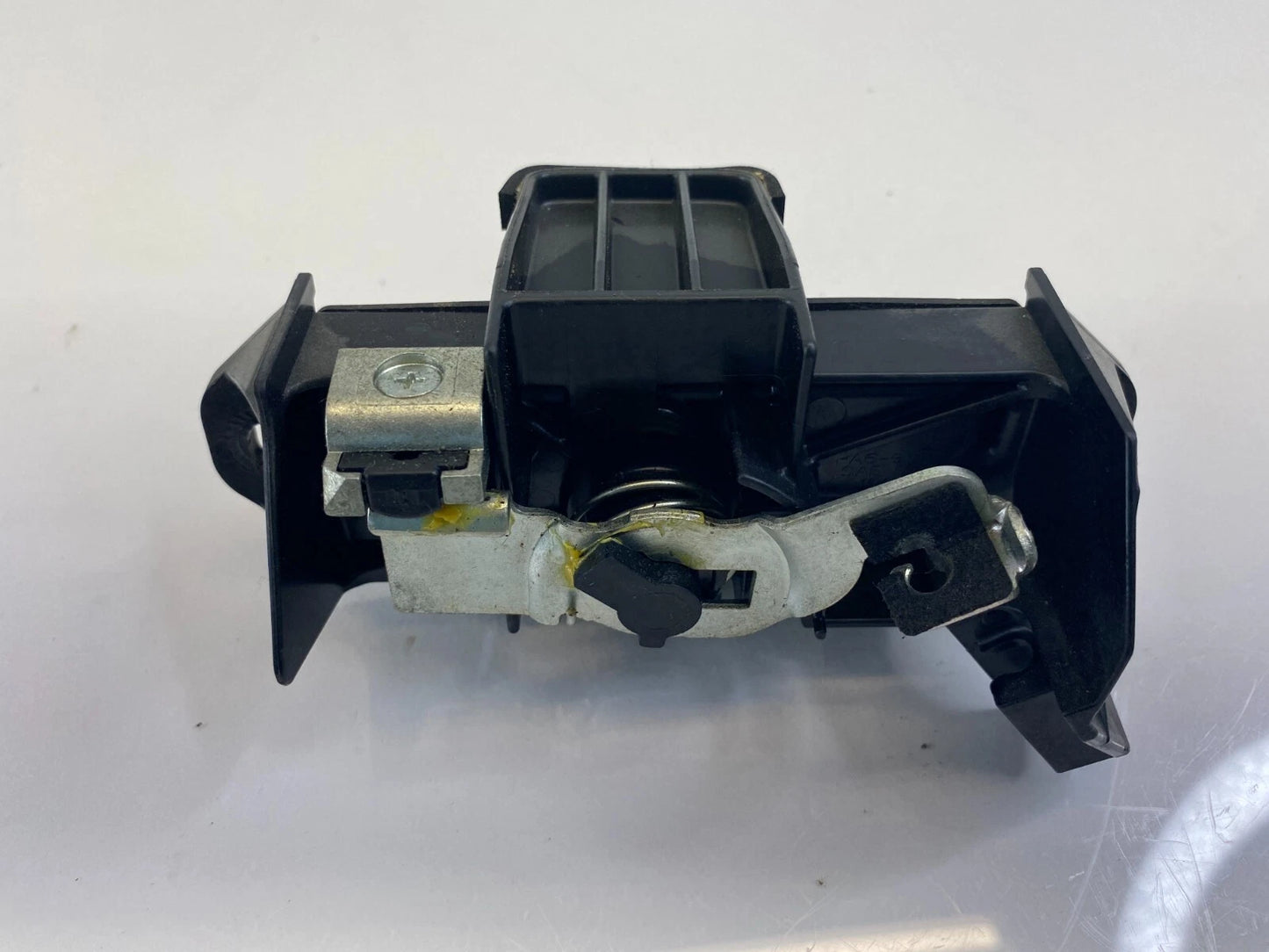 2009 2010 PONTIAC VIBE HATCHBACK REAR EXTERIOR TRUNK LID TAILGATE LEVER HANDLE