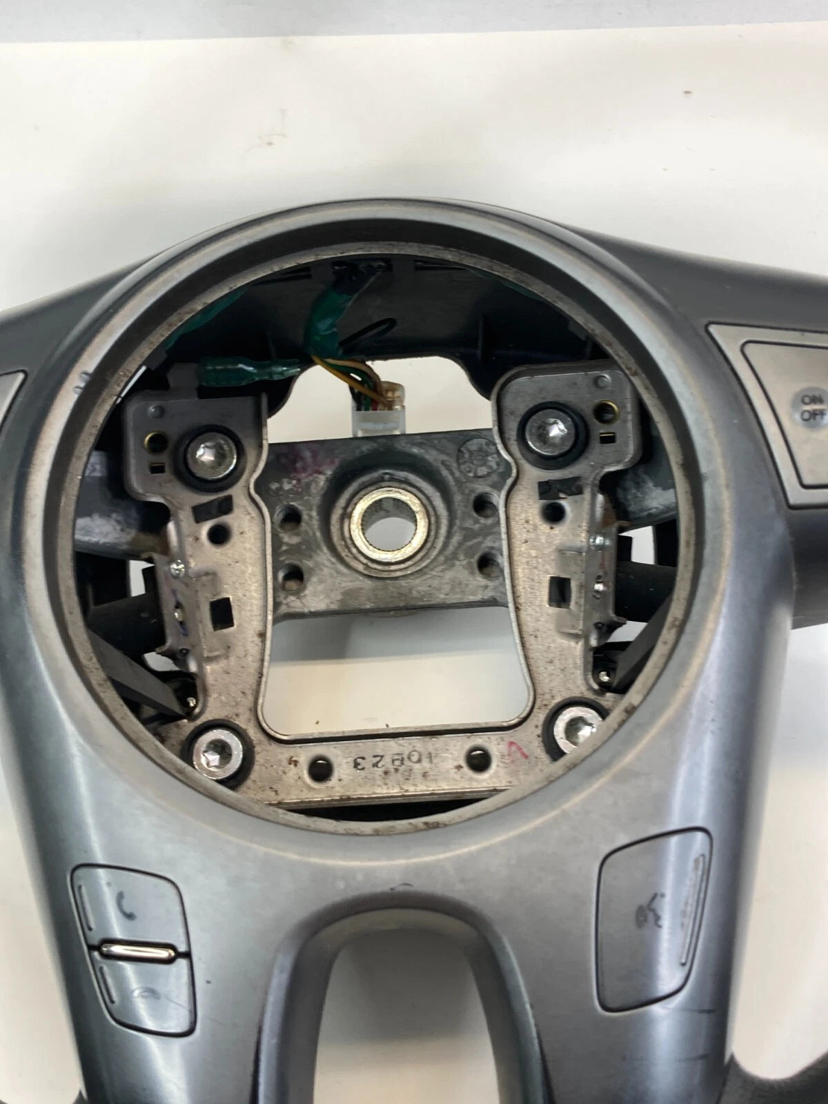 2010-2013 KIA SOUL LEFT SIDE STEERING WHEEL W/ AUDIO & CRUISE CONTROL SWITCH