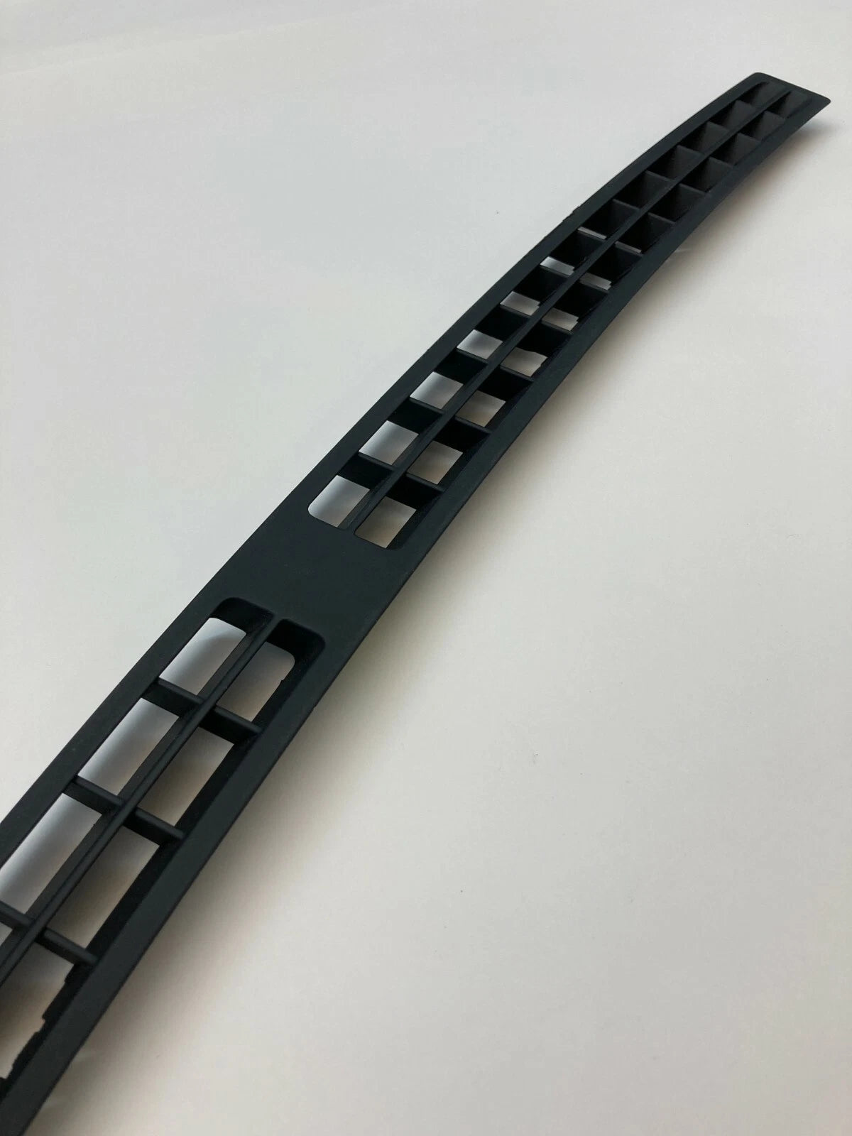 2006 VOLKSWAGEN PASSAT CENTER DASH DEFROSTER AIR VENT GRILL BEZEL TRIM P0108663