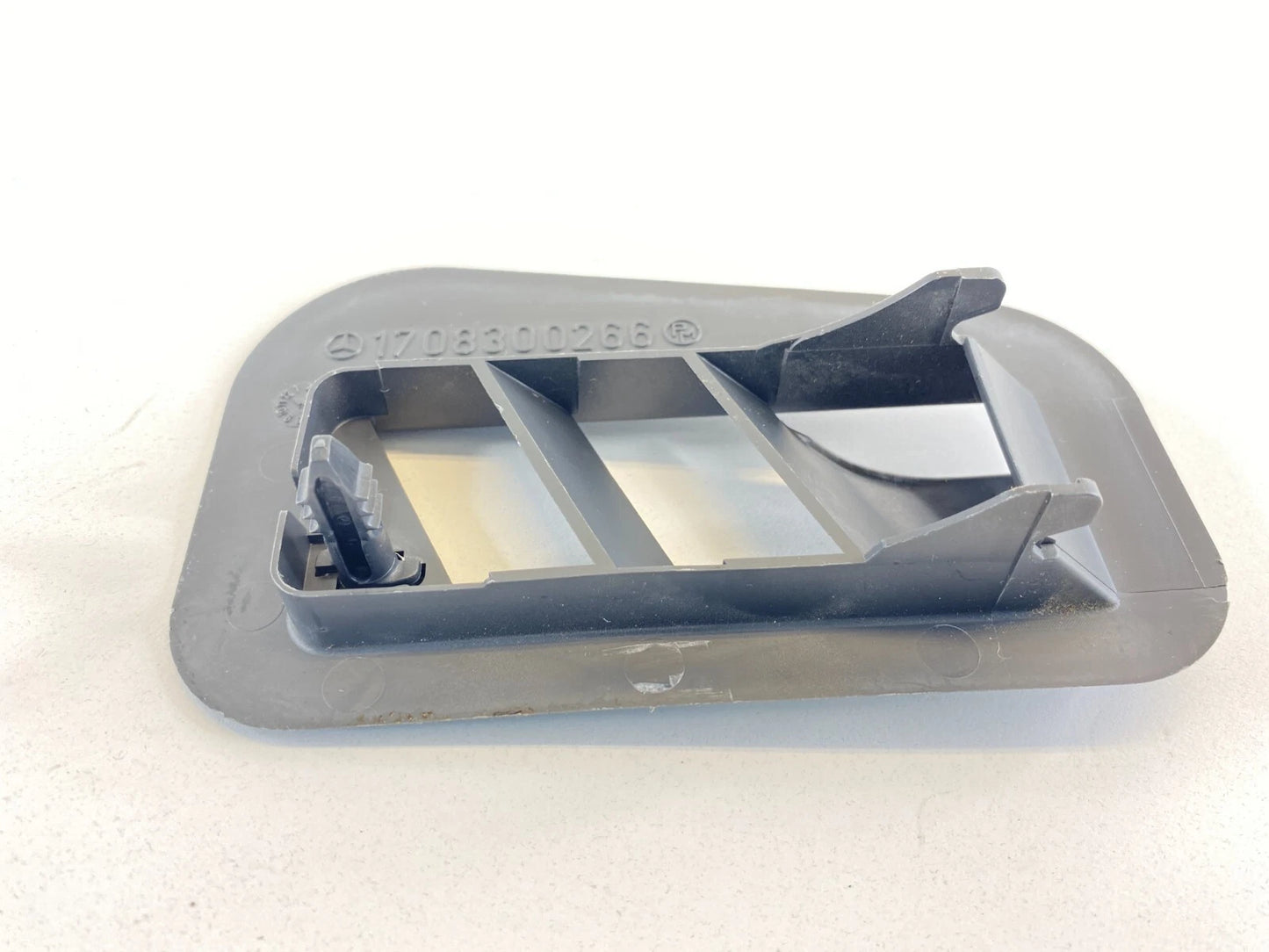 04-08 CHRYSLER CROSSFIRE COUPE FRONT PASSENGER SIDE LOWER AIR VENT 1708300266