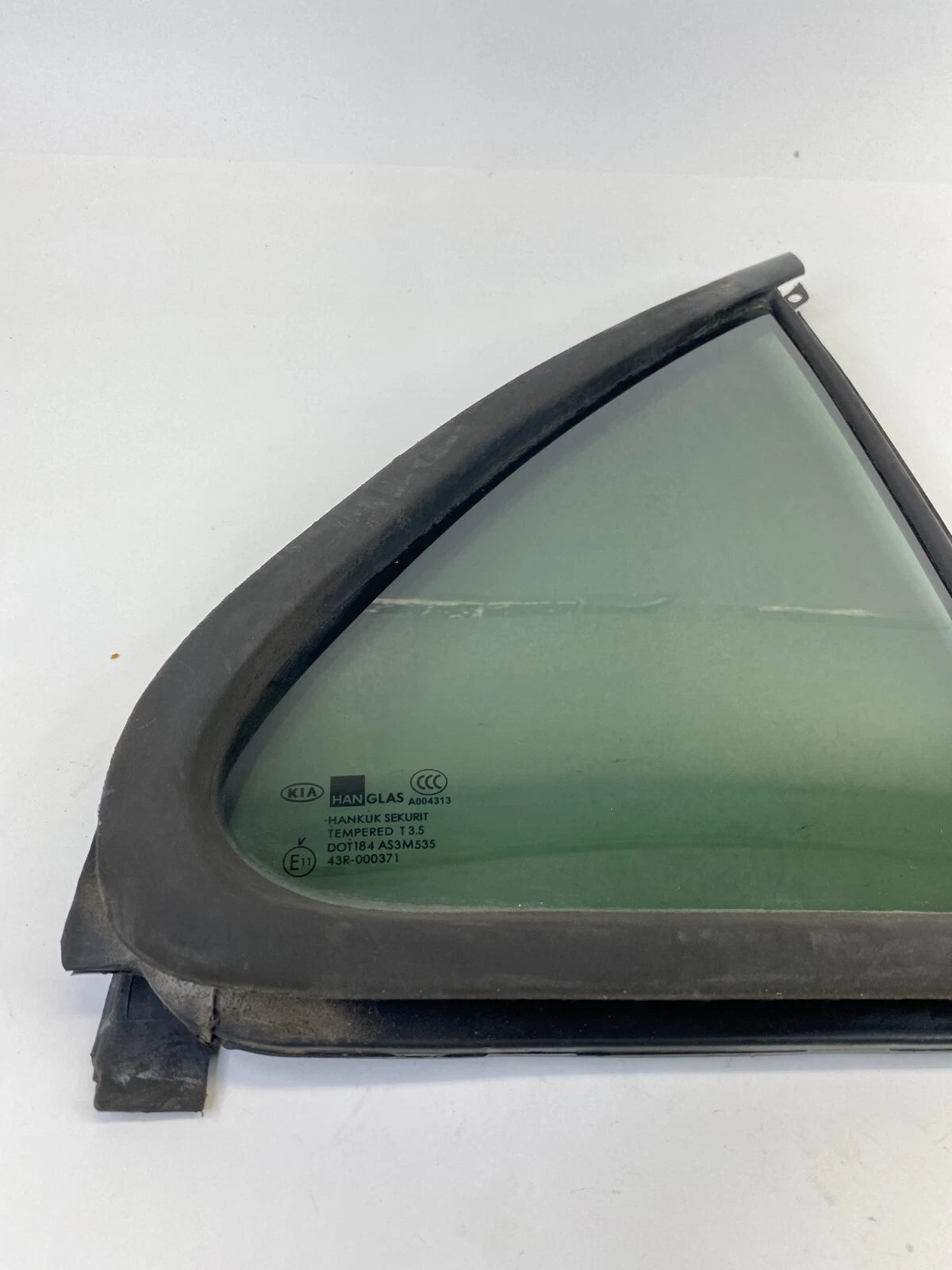 2003-2009 KIA SORENTO REAR RIGHT PASSENGER DOOR QUARTER VENT GLASS OEM