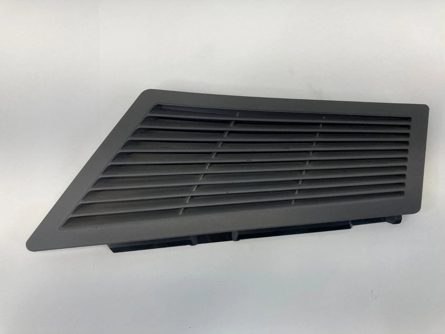 04-10 BMW X3 REAR TRUNK LEFT SIDE INTERIOR BOOT VENT GRILLE TRIM BEZEL 3-411-753