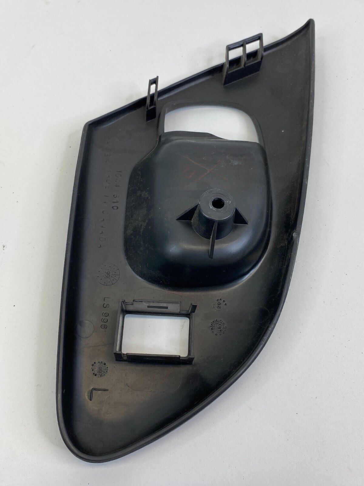 2001-2007 Chevrolet Monte Carlo Front Left Side Inner Door Handle Bezel 10441610