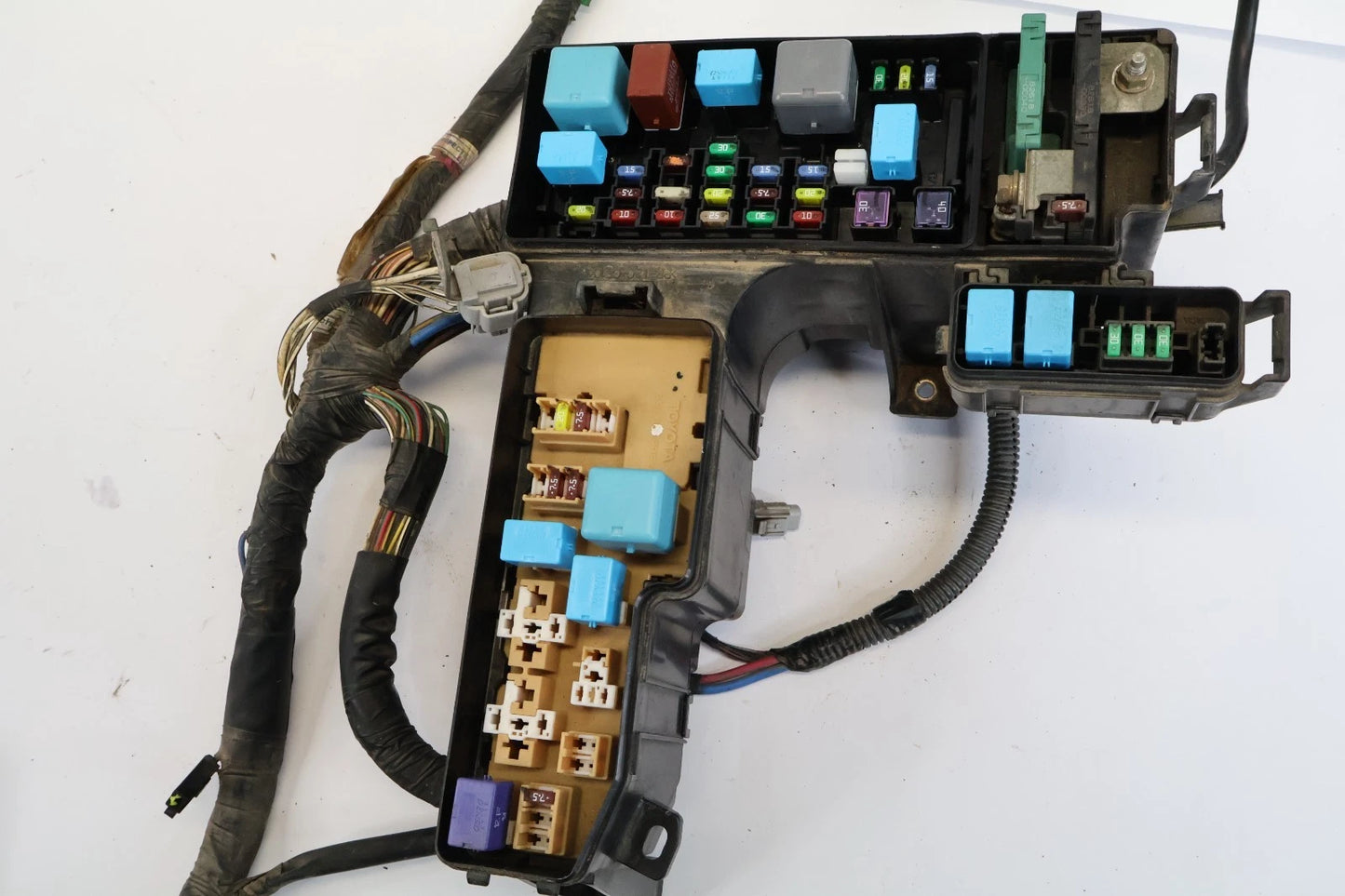 2005 2006 TOYOTA TUNDRA 4.7L ENGINE FUSE BOX RELAY COMPARTMENT BLOCK OEM