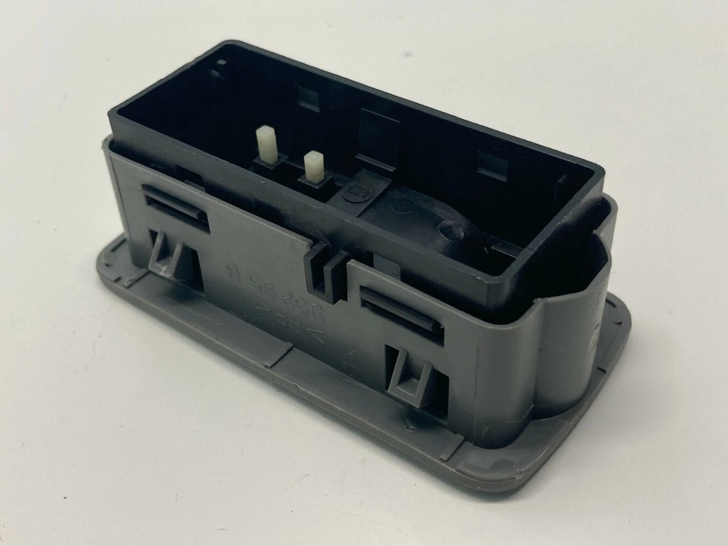 2005-2010 CHRYSLER 300 REAR LEFT BACK SIDE DOOR WINDOW SWITCH BEZEL 1052530AB