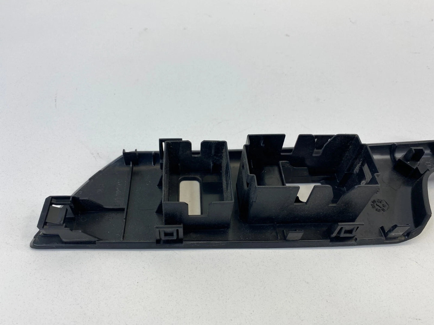 09-13 TOYOTA MATRIX FRONT RIGHT PASSENGER WINDOW SWITCH TRIM PANEL 74231-02670