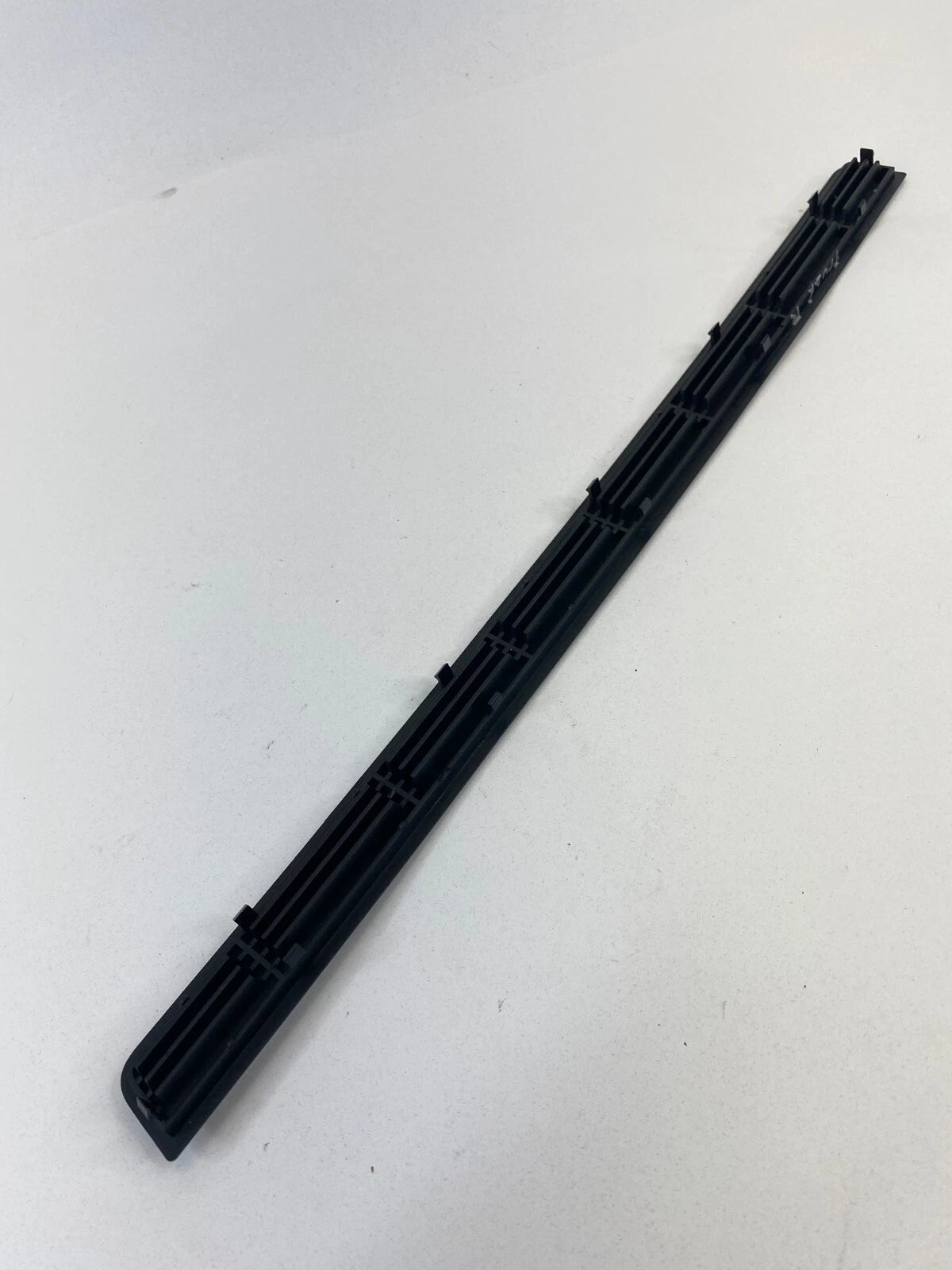 06-10 MERCEDES-BENZ R350 REAR RIGHT QUARTER PANEL TRUNK AIR VENT DEFROST TRIM