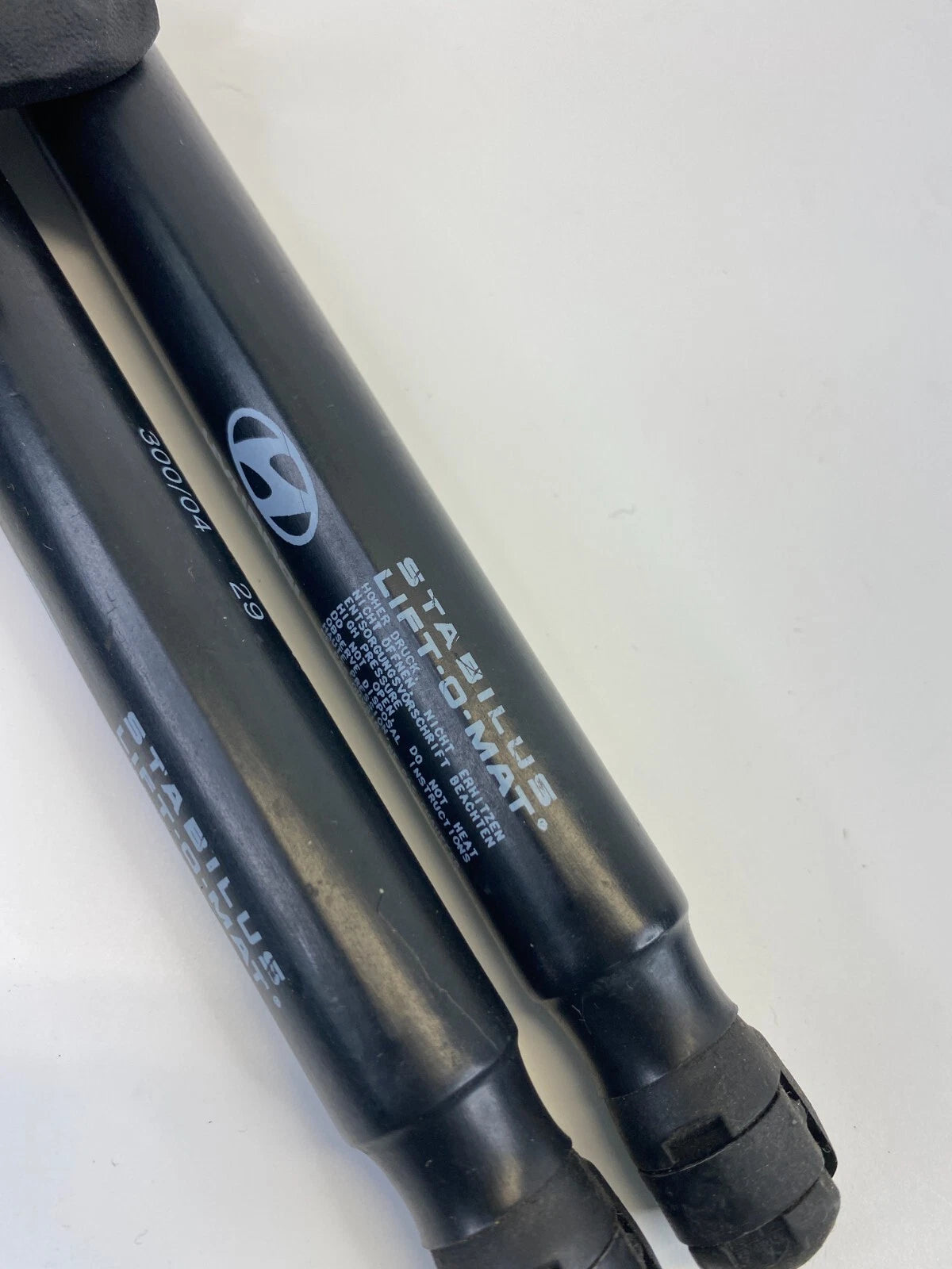 2001-2005 HYUNDAI SONATA DECKLID TRUNK SUPPORT SHOCK STRUT LIFT CYLINDER PAIR