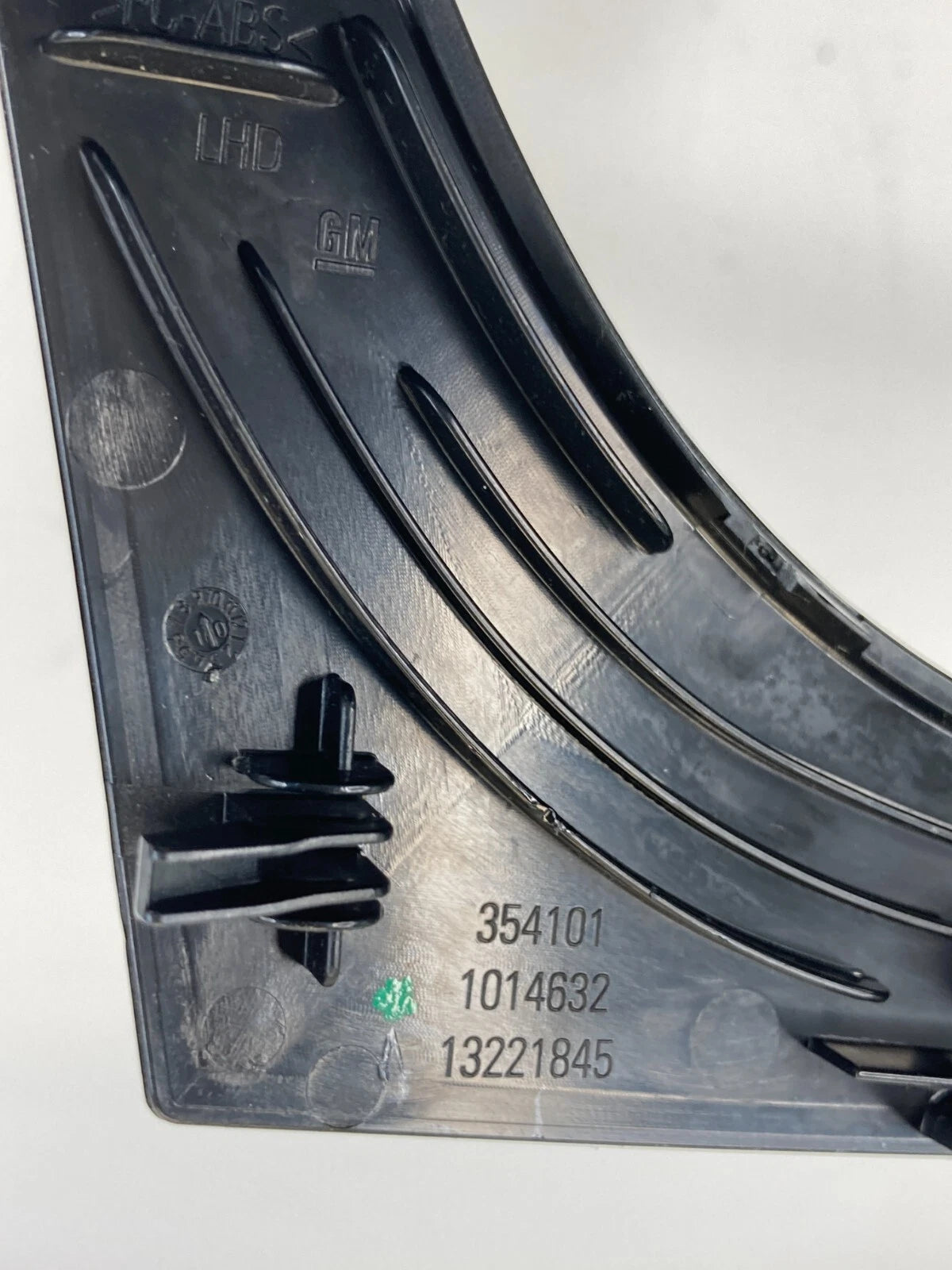 2011-2013 BUICK REGAL FRONT RIGHT SIDE DASH LOWER COVER TRIM MOLDING 13221845