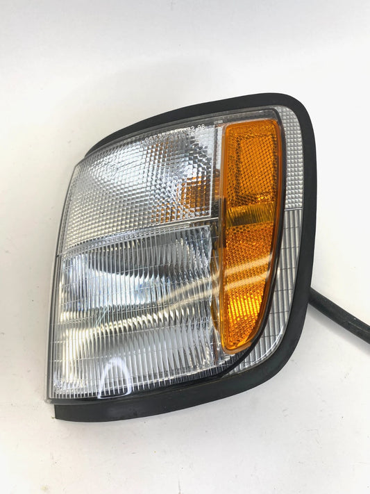 1998-2002 ISUZU TROOPER FENDER DRIVER SIDE CORNER MARKER TURN SIGNAL LIGHT LAMP